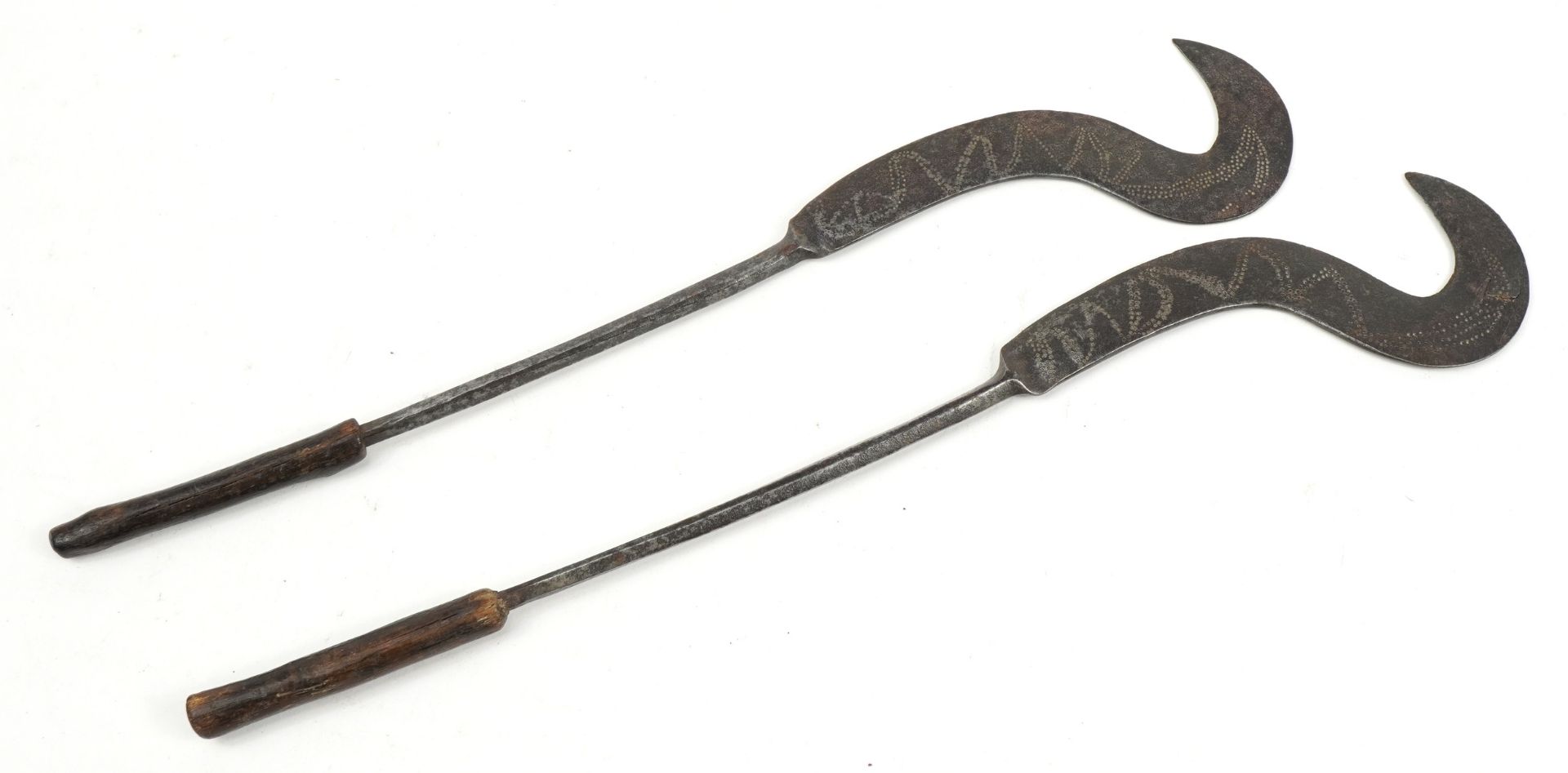 Pair of Asian or African steel banana knives with wooden handles, 49.5cm in length - Bild 2 aus 3