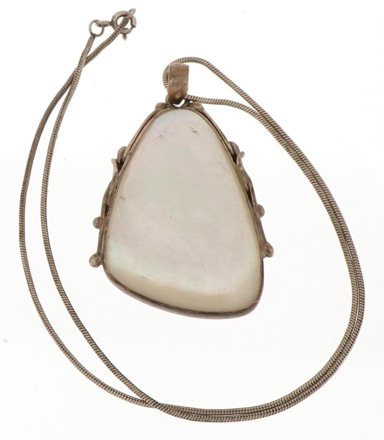 Stylish silver shell pendant on chain, stamped 925, 25cm in length, 21.4g - Image 2 of 4