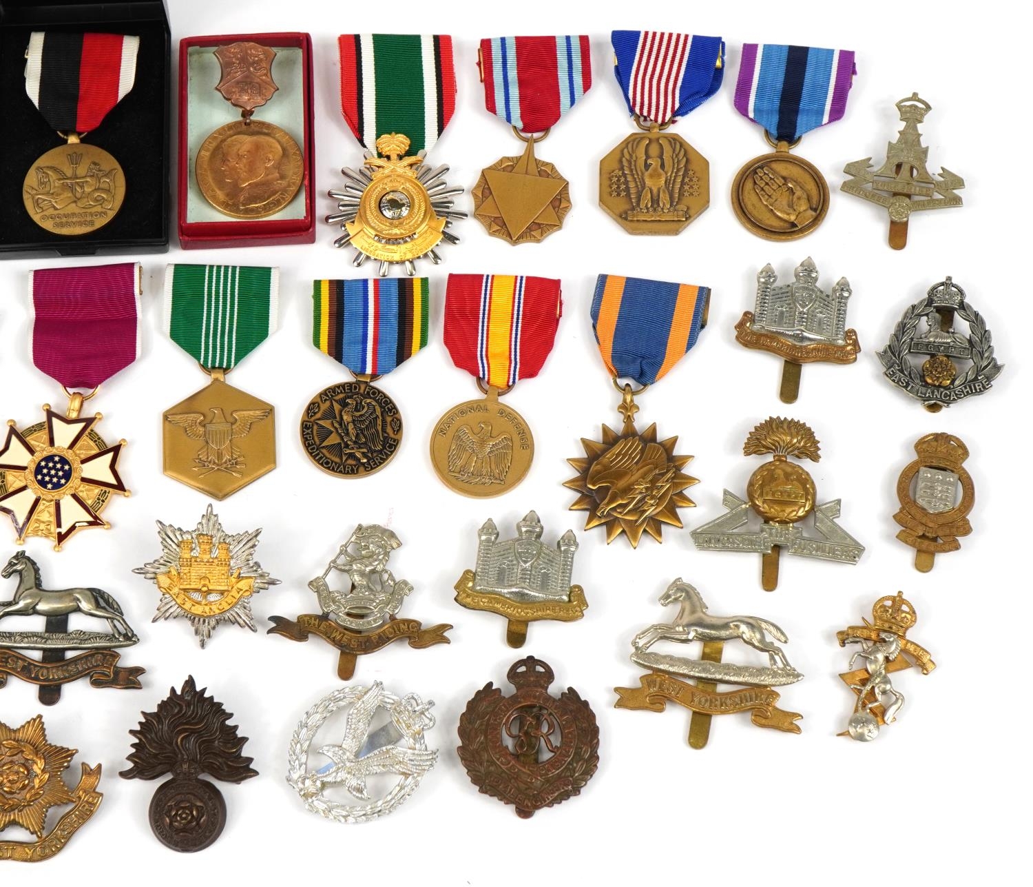 Collection of militaria, predominantly cap badges and medals including City of London Cyclists cap - Image 3 of 6