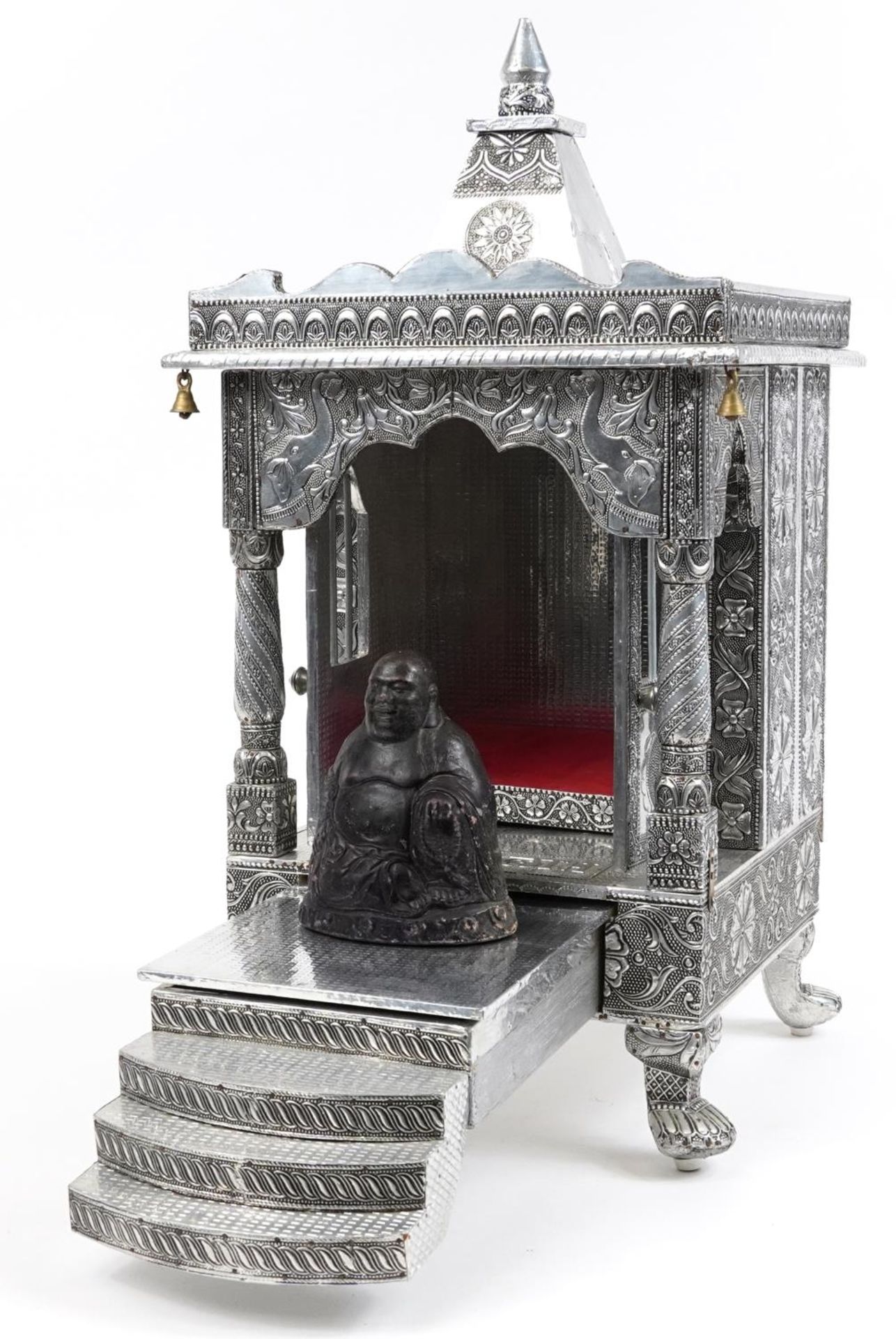 Large silvered table top Indian shrine housing a stoneware figure of Buddha, 71cm high - Bild 4 aus 6