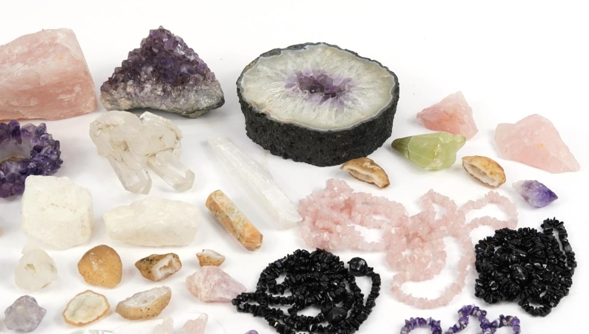 Collection of rock and mineral specimens including amethyst, rose quartz and rock crystal, the - Bild 3 aus 5