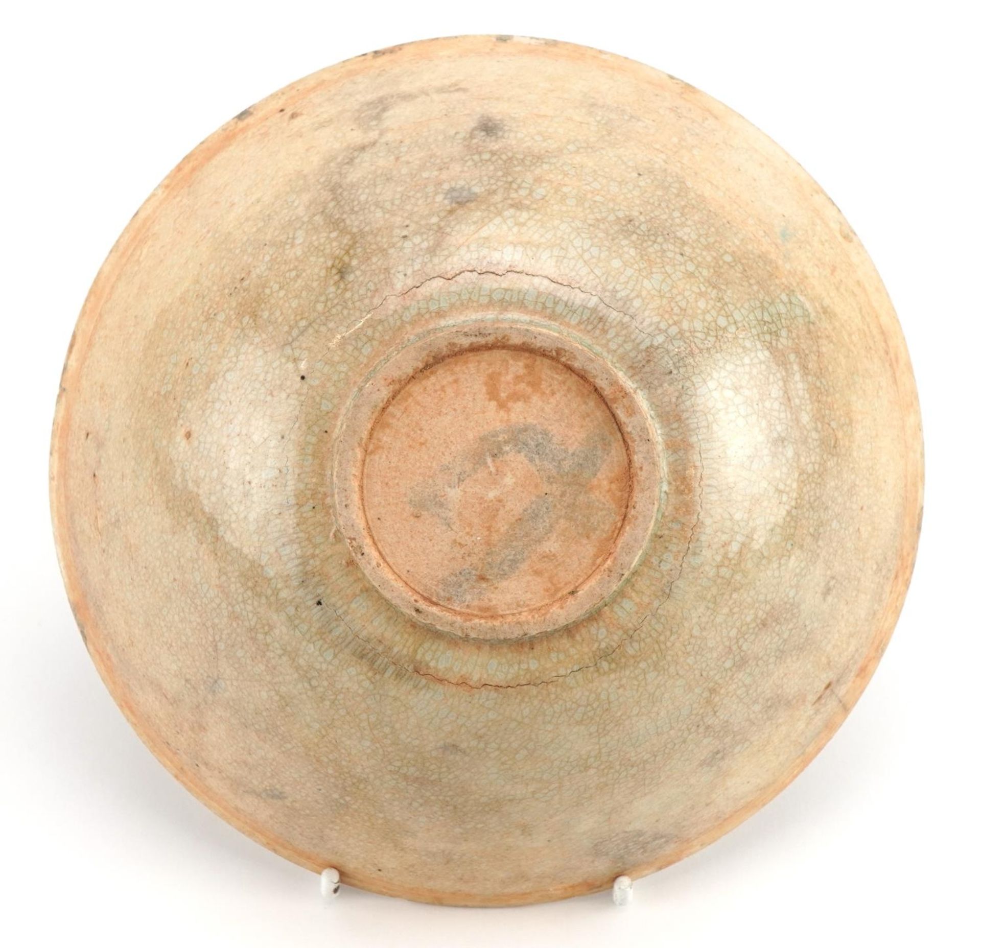 Korean celadon glazed bowl incised with fish, 17cm in diameter - Bild 4 aus 4
