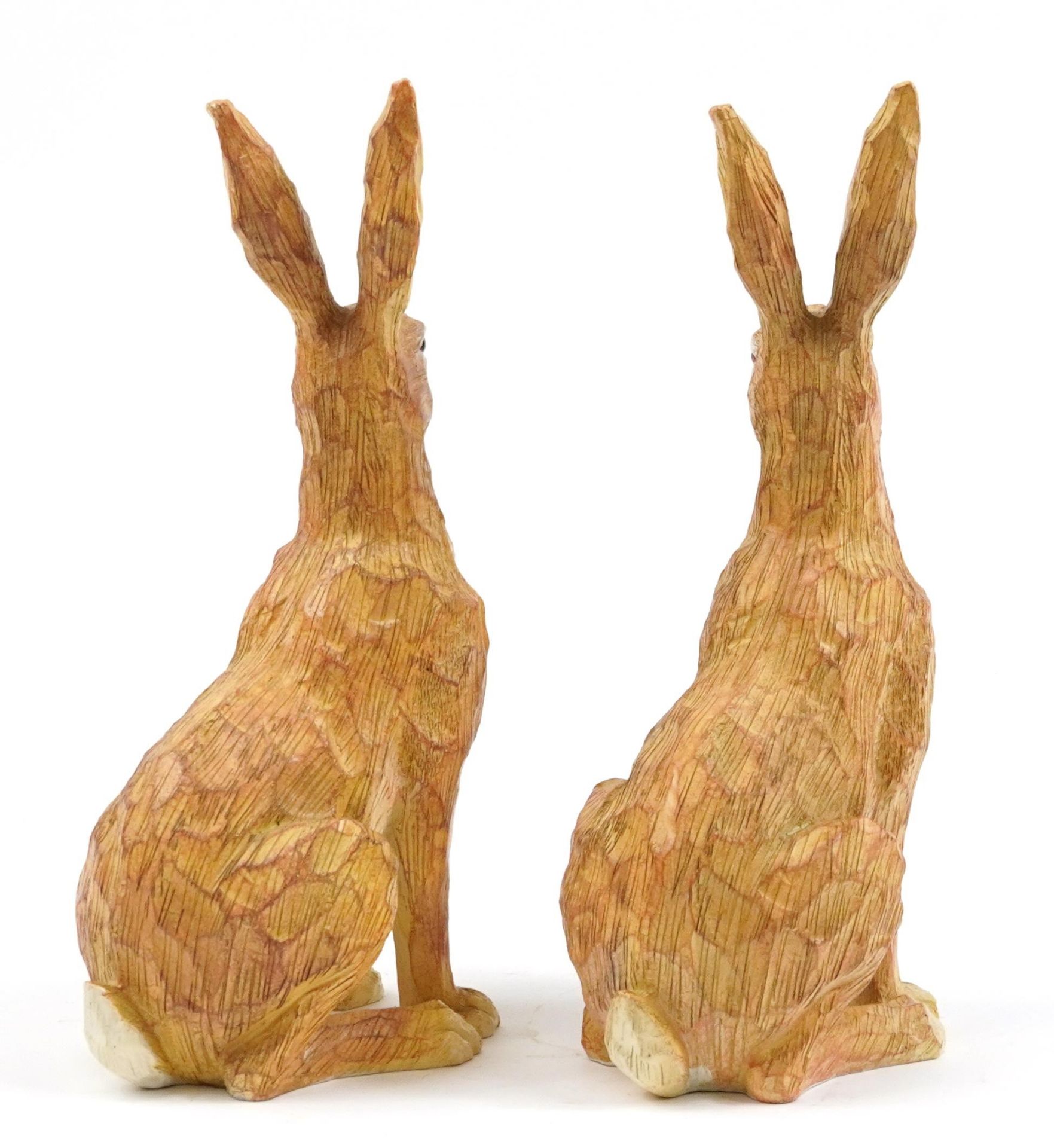 Pair of painted carved wood seated hares, 34cm high - Bild 2 aus 3