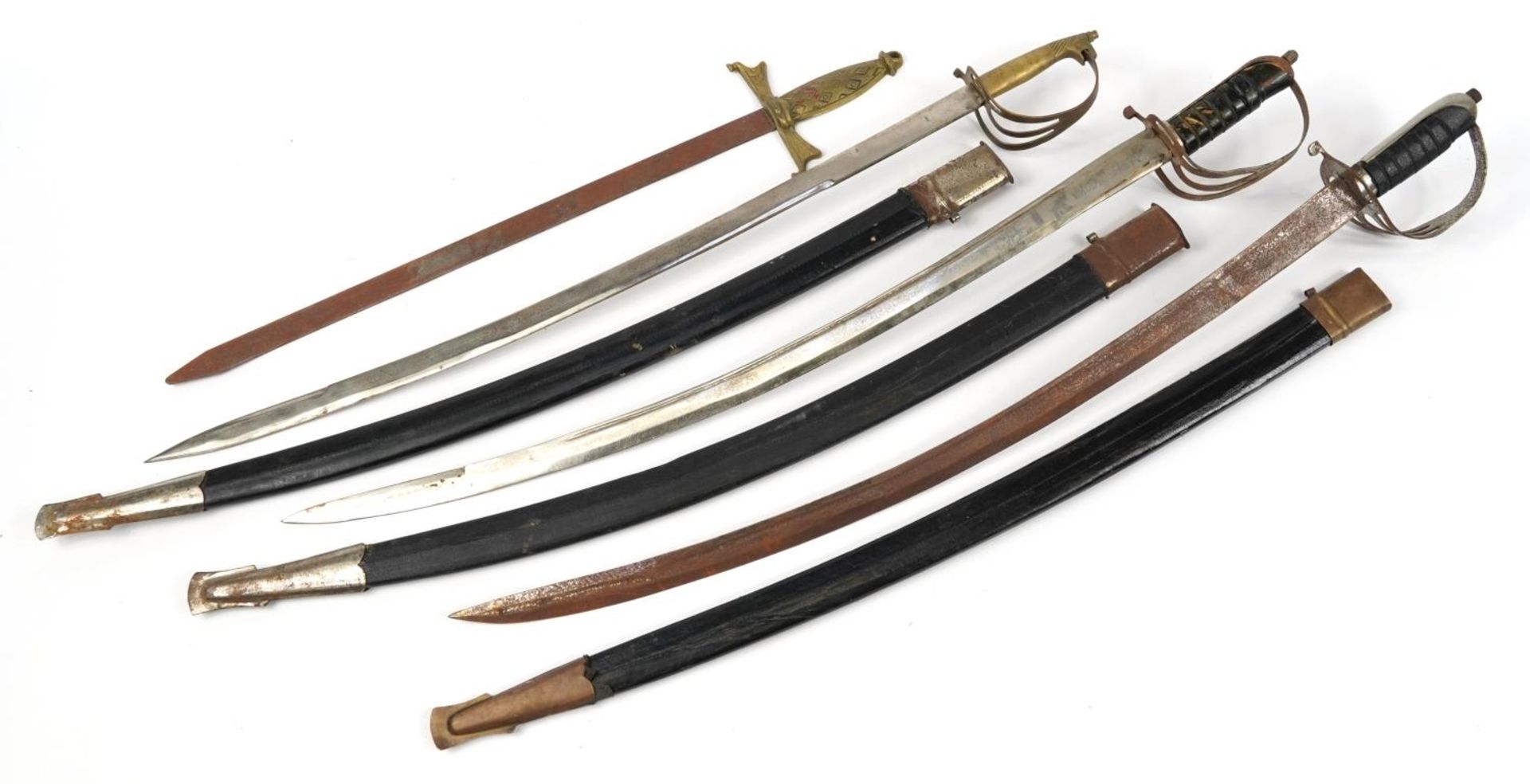 Three Indian swords with scabbards and a medieval style wall hanging sword, the largest - Bild 2 aus 3