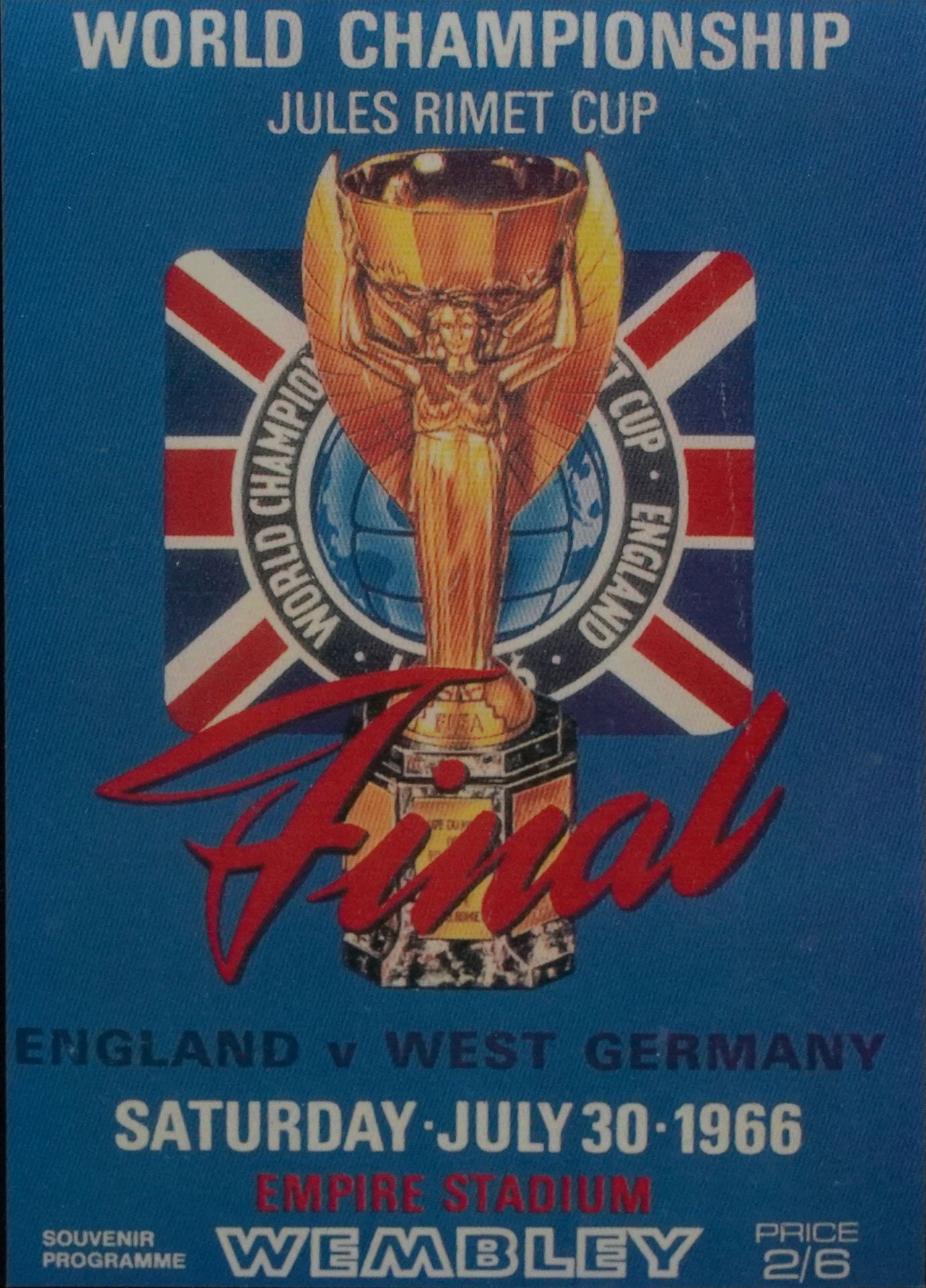Footballing interest Sir Geoff Hurst display with signed jersey and facsimile World Championship - Bild 6 aus 7