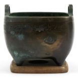 Large Chinese or Japanese four footed planter with twin handles having silver inlay, decorated
