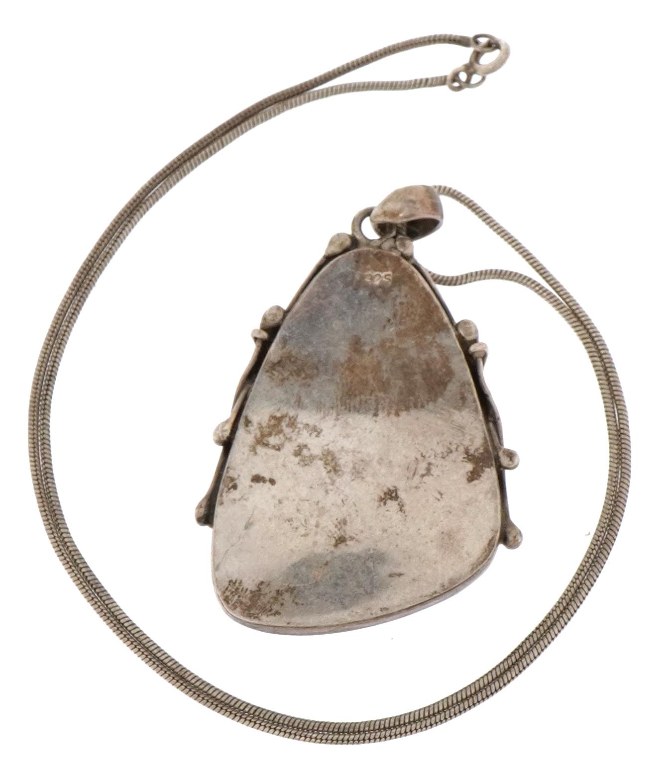 Stylish silver shell pendant on chain, stamped 925, 25cm in length, 21.4g - Image 3 of 4