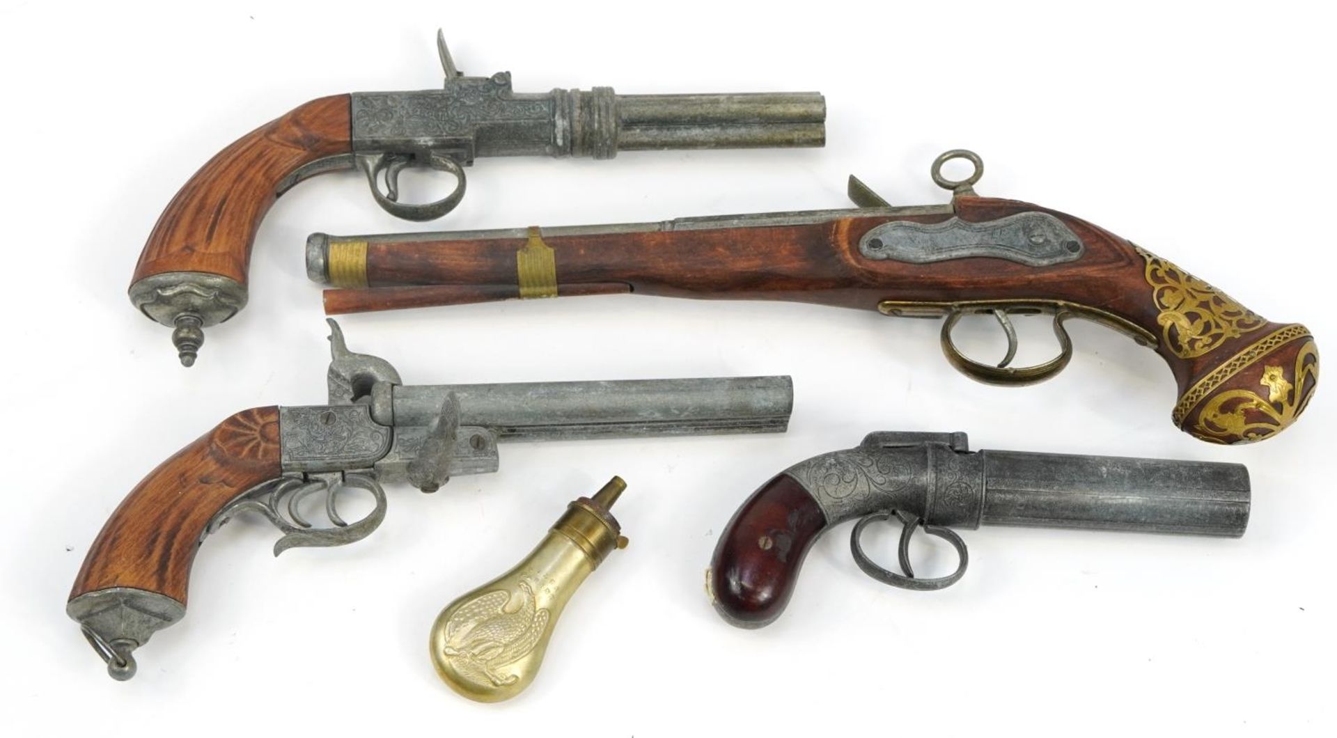 Four decorative flintlock and percussion pistols and a powder flask, the largest 42cm in length - Bild 2 aus 2