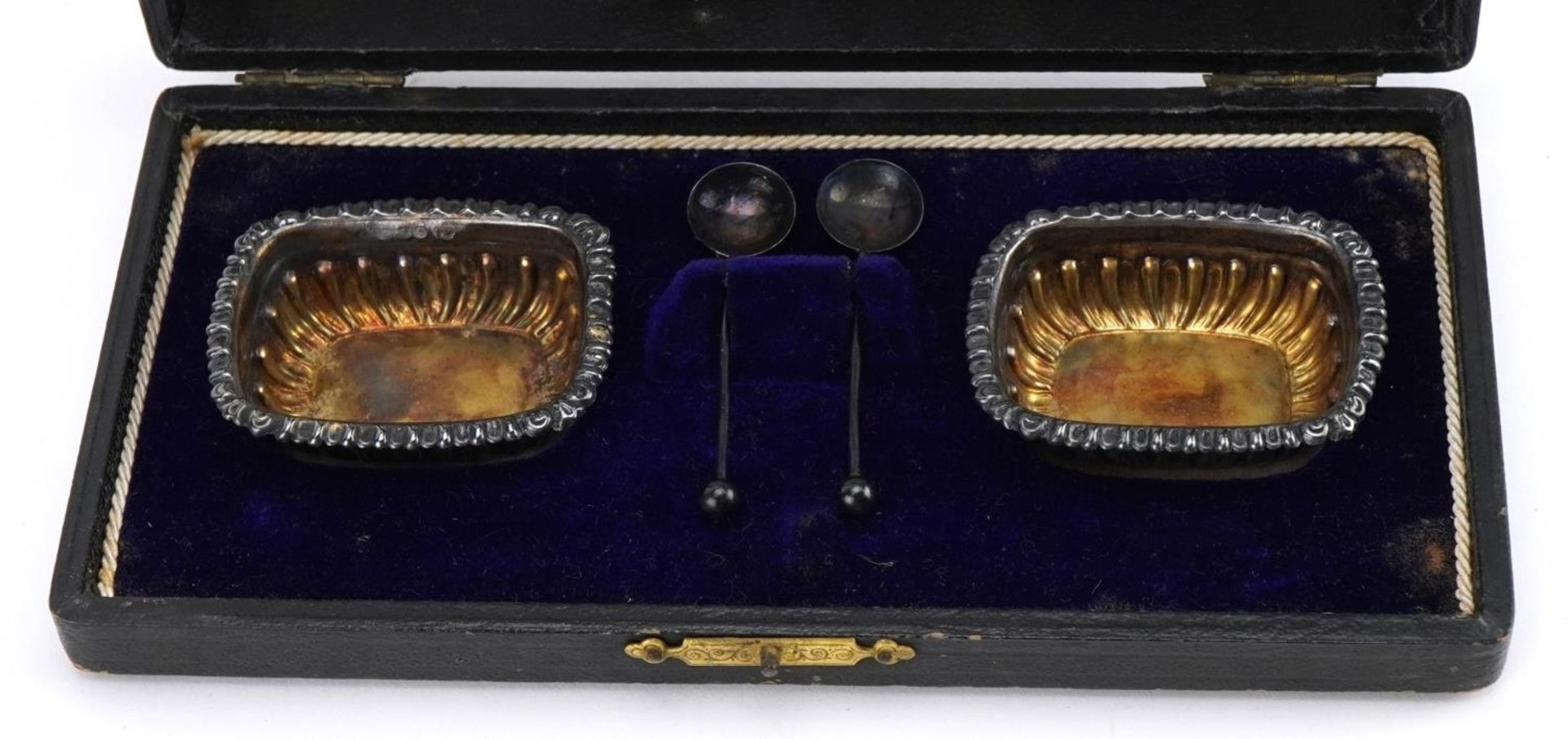 William Devenport, pair of George V silver salts with spoons housed in a fitted case, Birmingham - Bild 2 aus 4