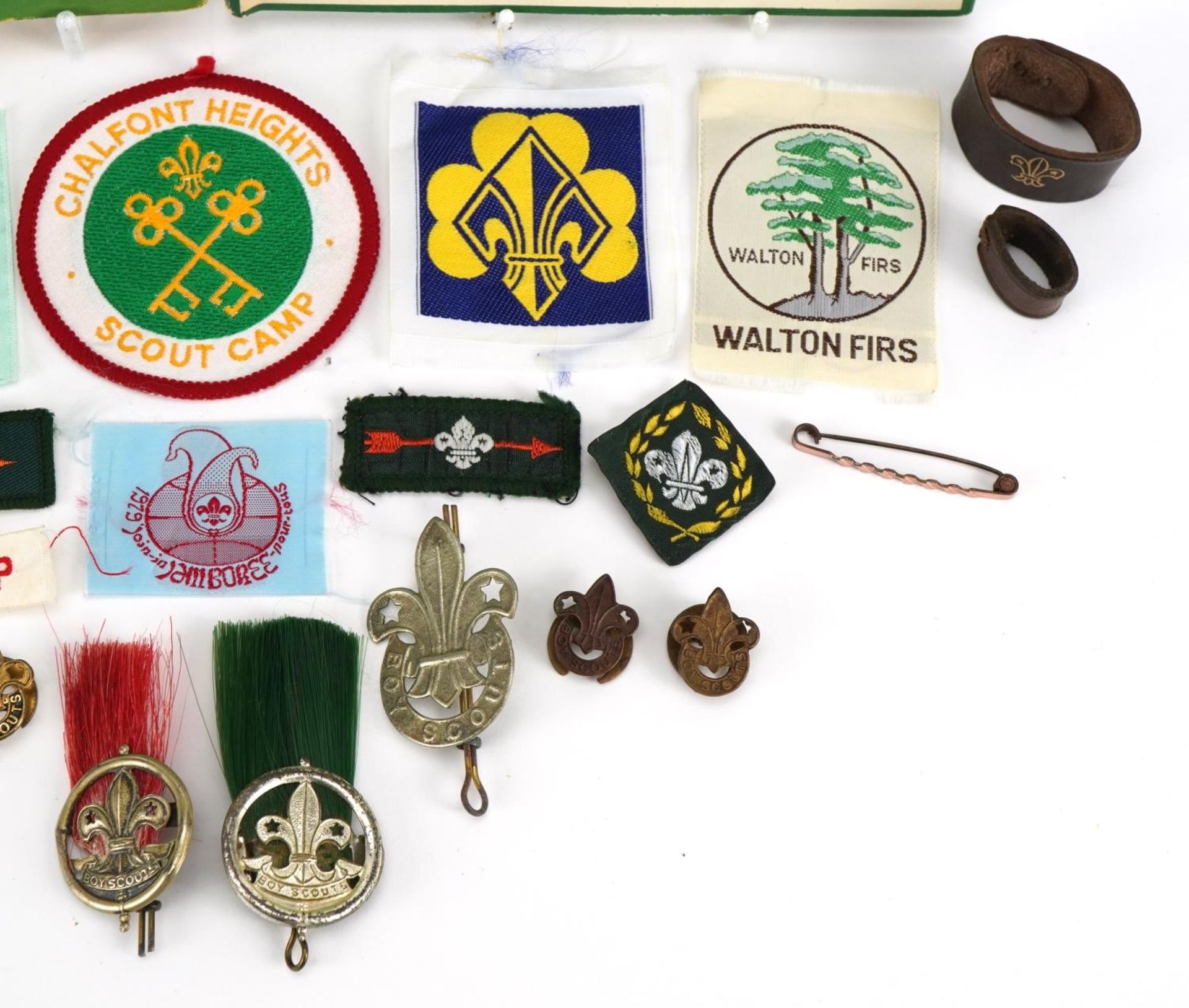 Scouting interest collectables including two hardback books and badges For further information on - Image 4 of 9