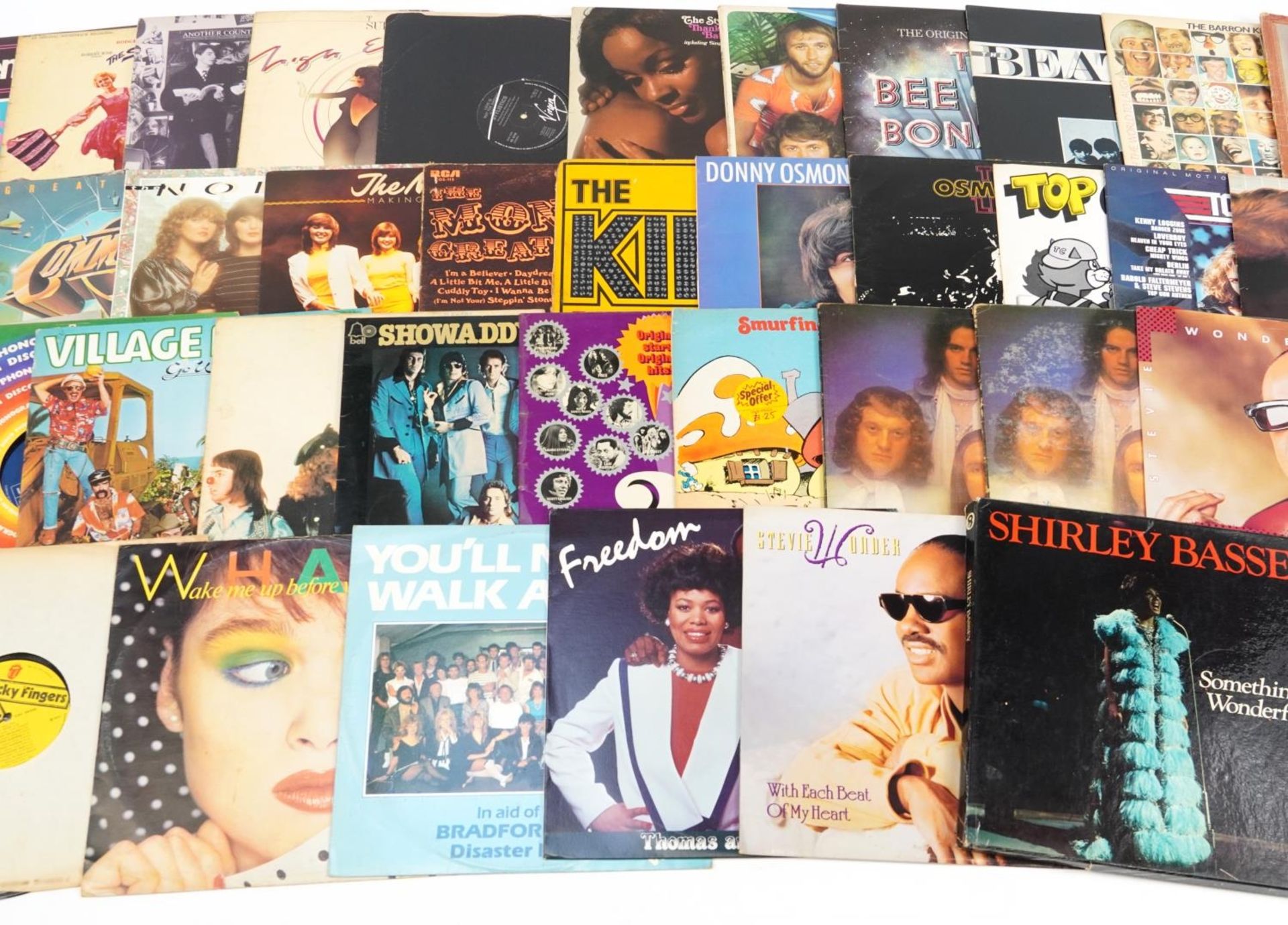 Vinyl LP records including Wings, Shakin' Stevens, Showaddywaddy, Stevie Wonder, The Jam and The - Image 3 of 4