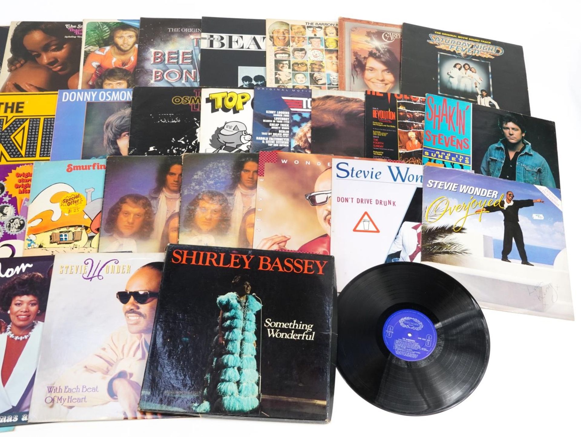 Vinyl LP records including Wings, Shakin' Stevens, Showaddywaddy, Stevie Wonder, The Jam and The - Image 4 of 4