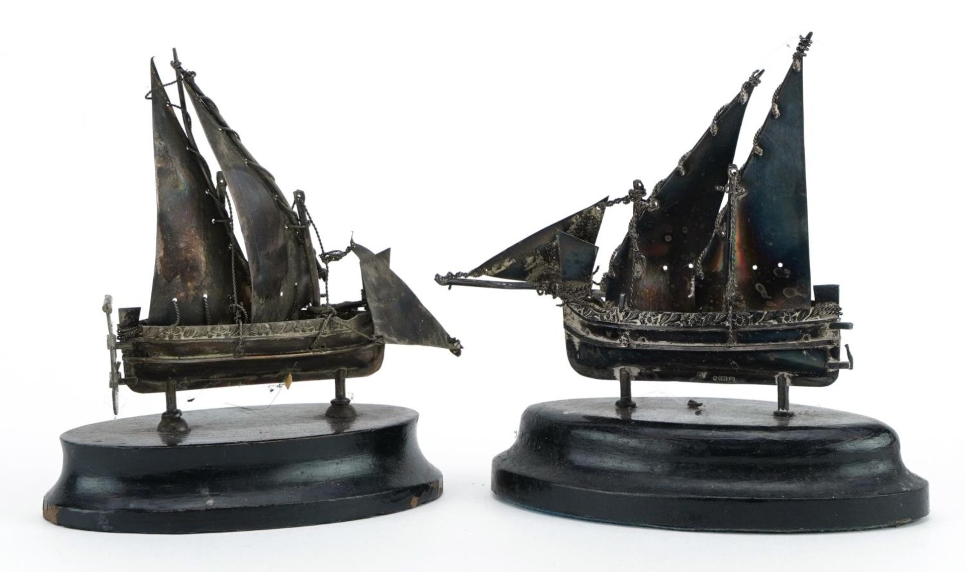 Two Maltese miniature silver sailing boats raised on ebony bases, the largest 10cm high For - Bild 2 aus 4