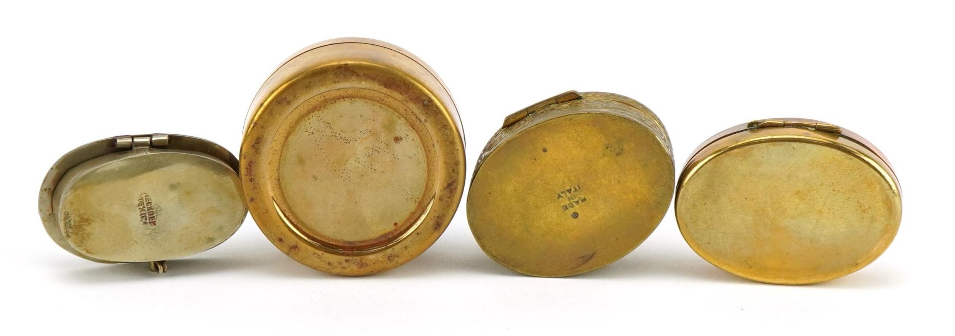 Three brass pillboxes and a Mexican white metal example with abalone lid, the largest 4.2cm in - Bild 4 aus 5