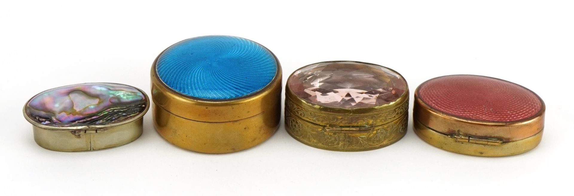 Three brass pillboxes and a Mexican white metal example with abalone lid, the largest 4.2cm in - Bild 3 aus 5