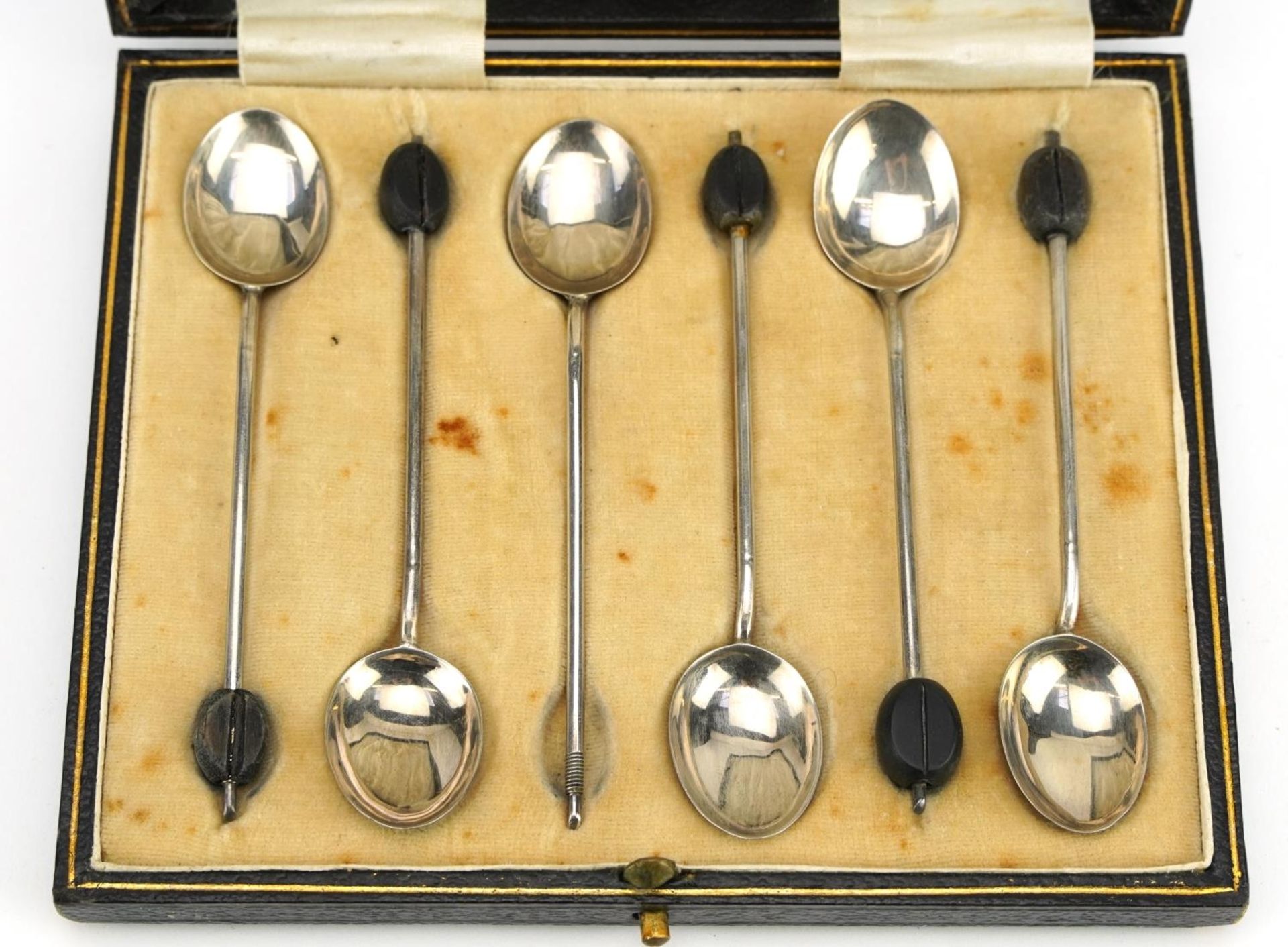 Set of six silver coffee bean spoons with fitted case, Birmingham 1946, 10.5cm in length, 43.3g - Bild 2 aus 5