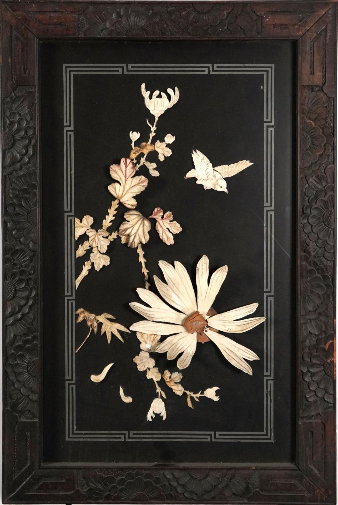 Pair of Japanese lacquered panels with bone inlay housed in carved hardwood frames, each panel - Bild 3 aus 7