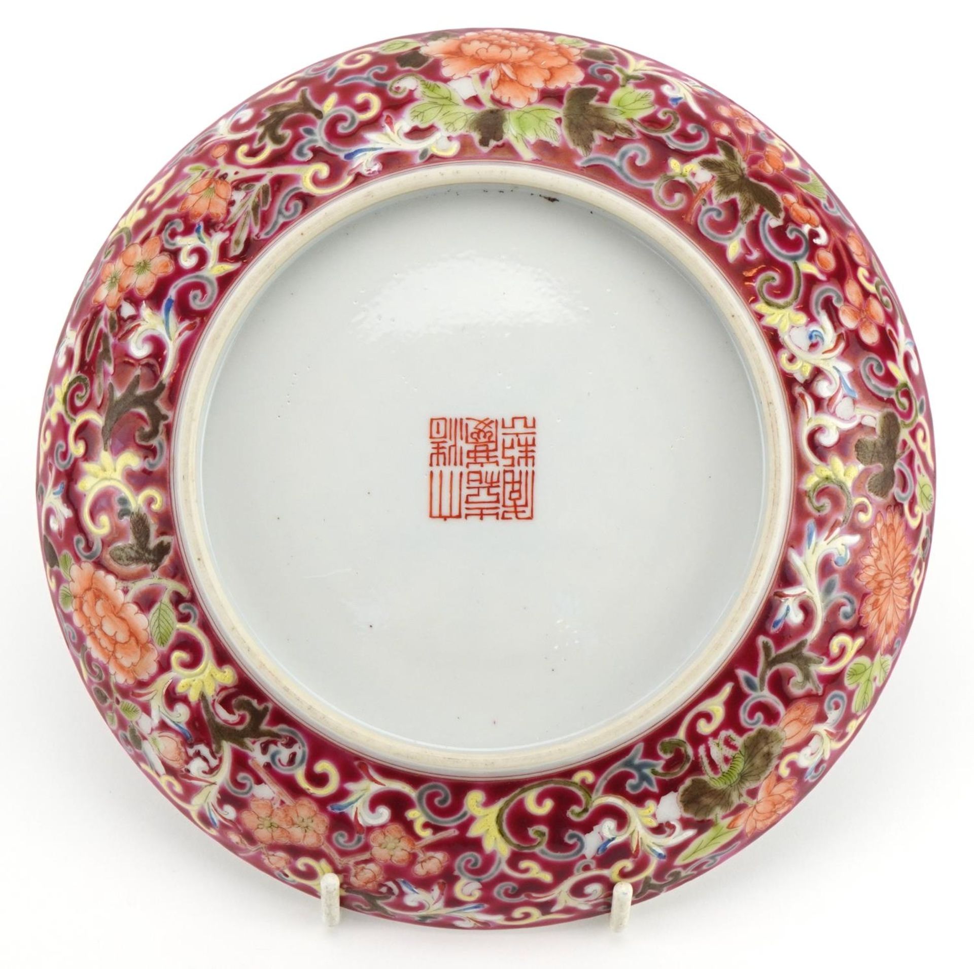 Chinese porcelain dish finely hand painted in the famille rose palette with flowers, six figure - Bild 2 aus 2