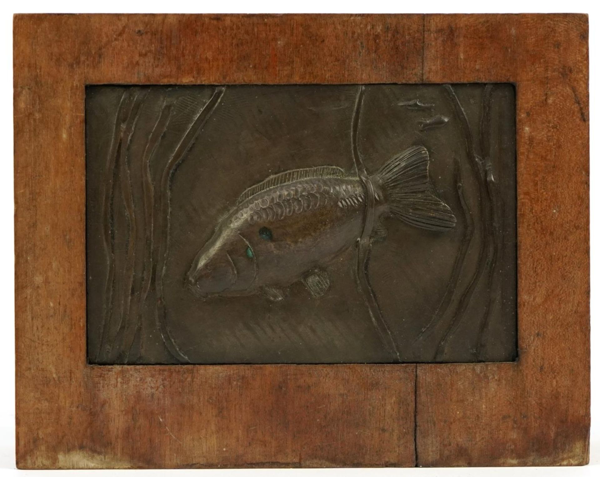 Mid century style wooden block inset with a bronzed plaque of a fish amongst aquatic life, 22cm H - Bild 2 aus 3