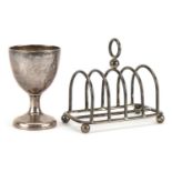 Silver four slice toast rack and silver egg cup, the largest 8cm in length, total 108.5g For further