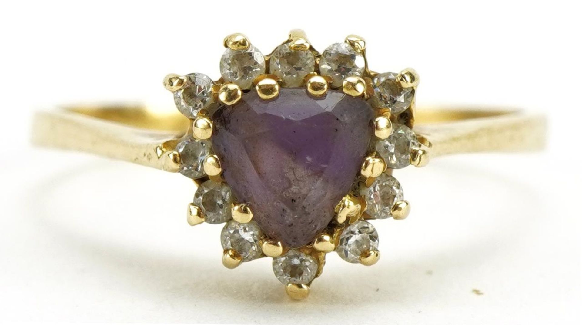 18ct gold amethyst and clear stone cluster ring, size M, 2.4g : For further information on this