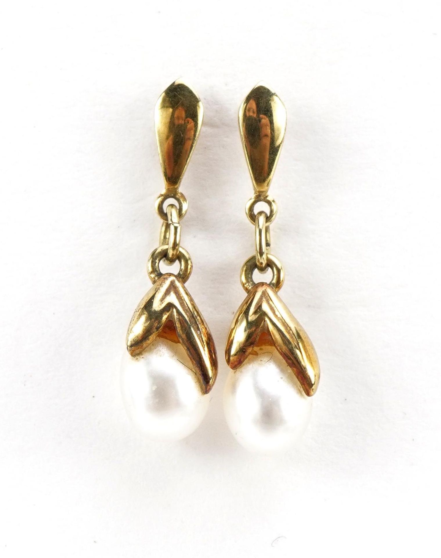 Pair of unmarked gold freshwater pearl drop earrings, 2.1cm high, 1.4g : For further information
