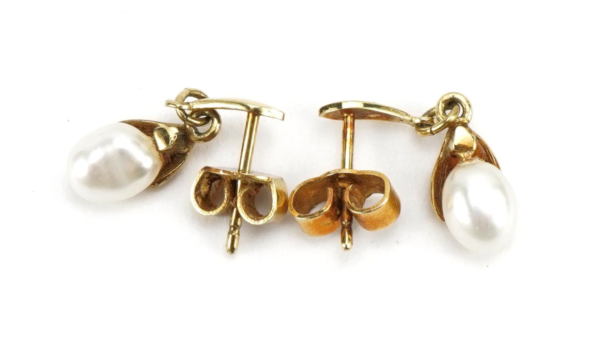 Pair of unmarked gold freshwater pearl drop earrings, 2.1cm high, 1.4g : For further information - Bild 2 aus 2