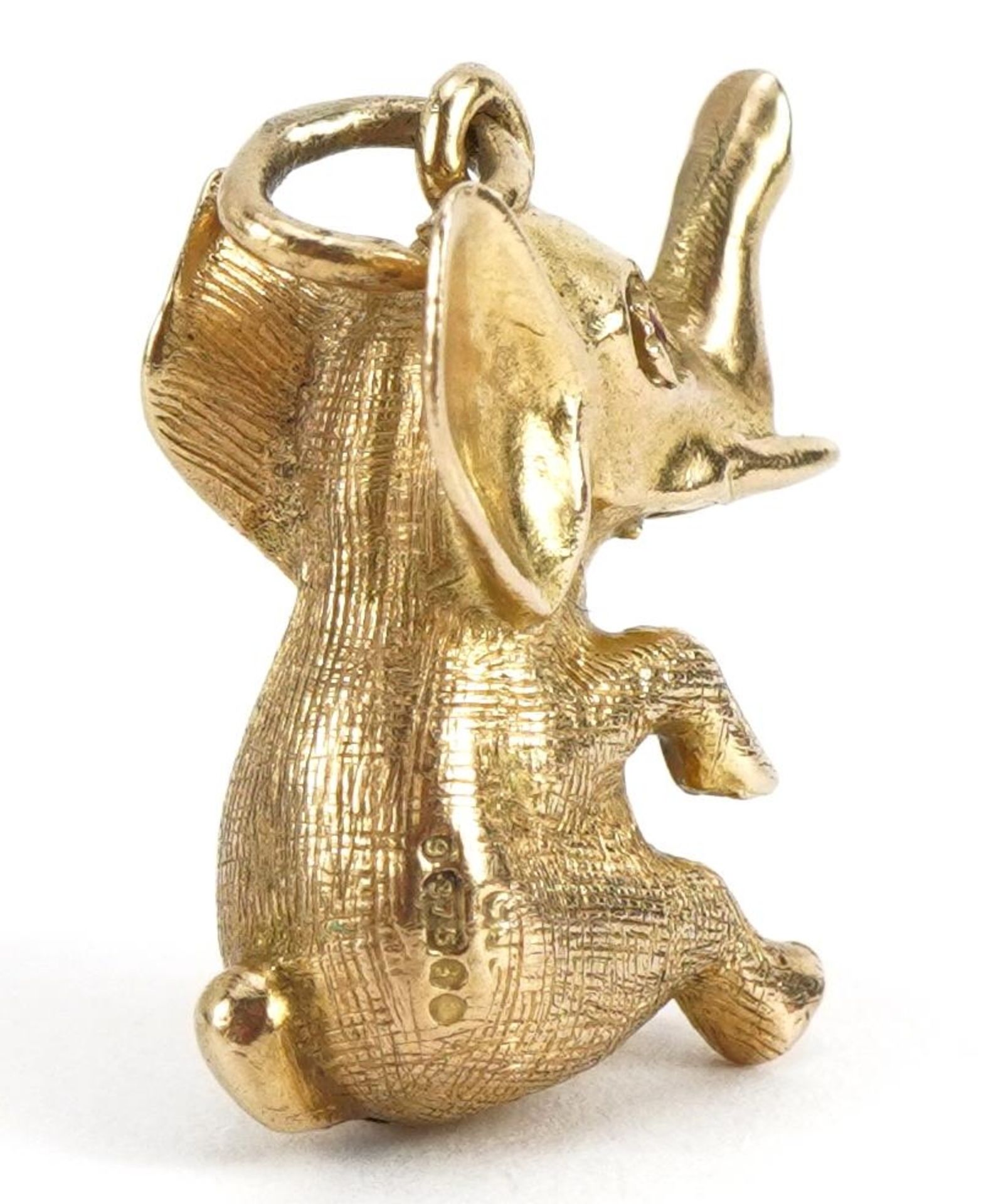 9ct gold elephant charm with ruby eyes, 2.0cm high, 4.5g : For further information on this lot - Bild 2 aus 3