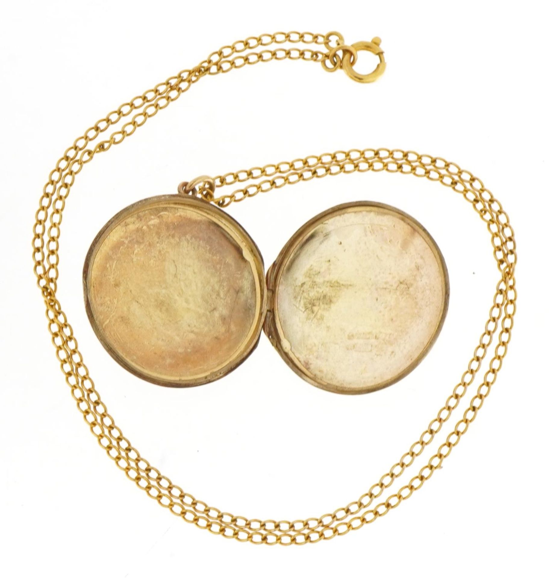 Circular 9ct gold locket with engraved decoration on a 9ct gold curb link necklace, 3.2cm high and - Bild 3 aus 6