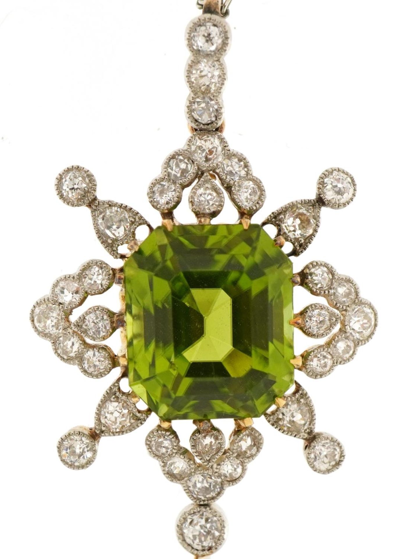 Antique unmarked gold green stone and diamond cluster drop pendant on white metal Figaro link - Bild 2 aus 7