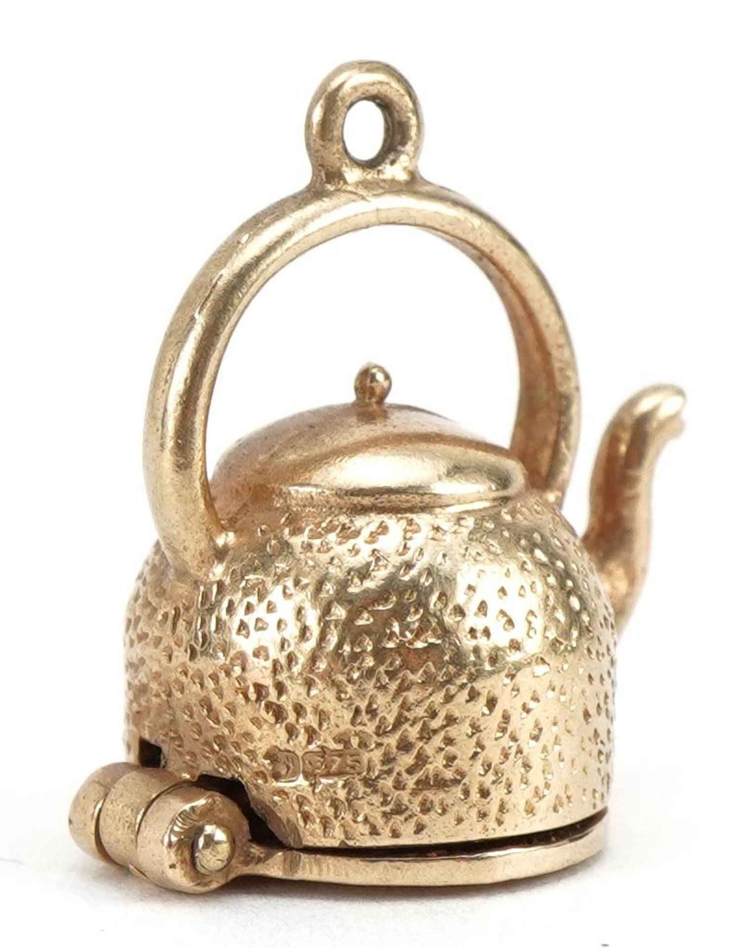 9ct gold kettle charm opening to reveal three fish, 1.8cm high, 3.8g : For further information on - Bild 3 aus 4