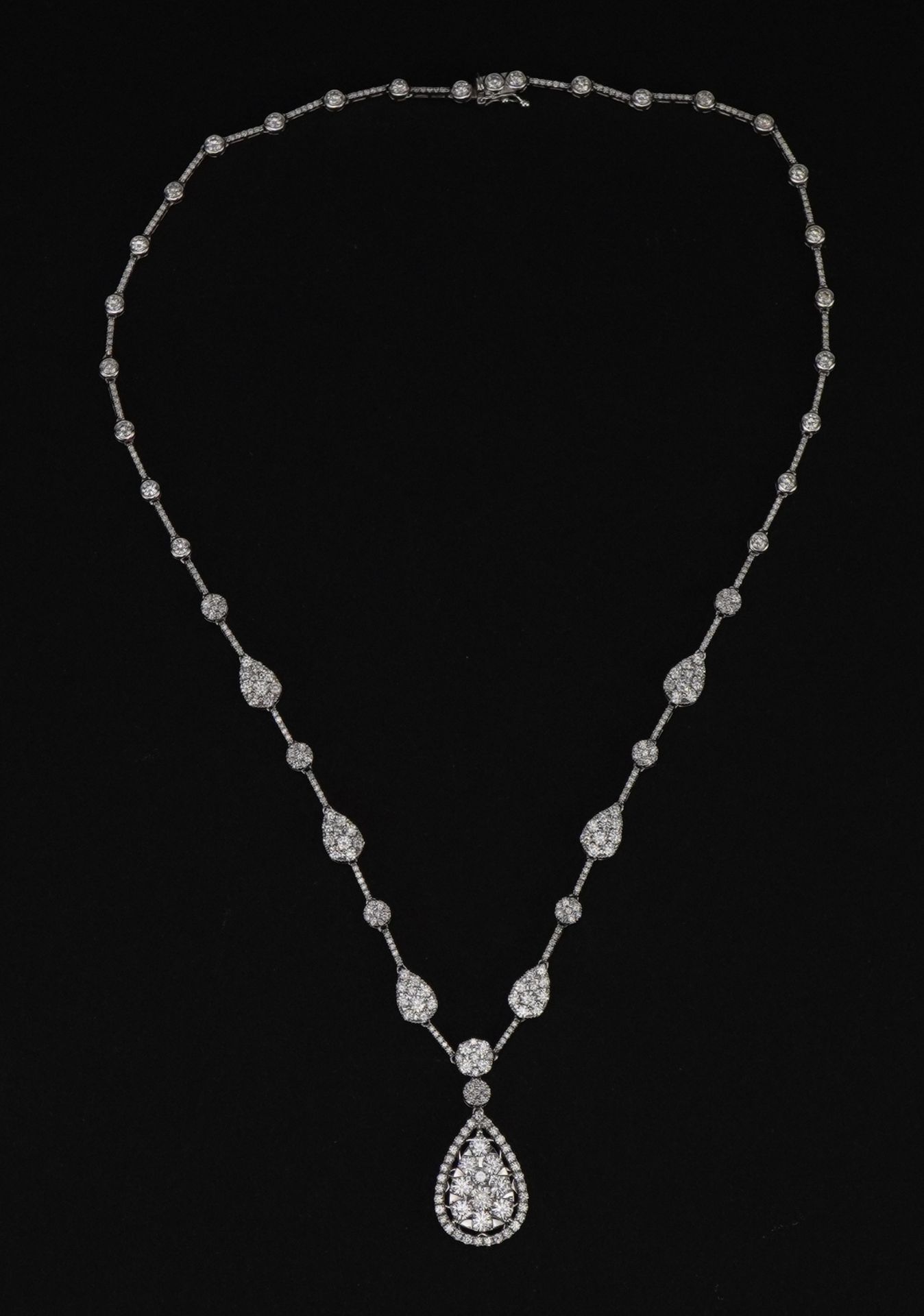 18ct white gold graduating Riviere diamond collar necklace with teardrop cluster set with three - Image 3 of 17