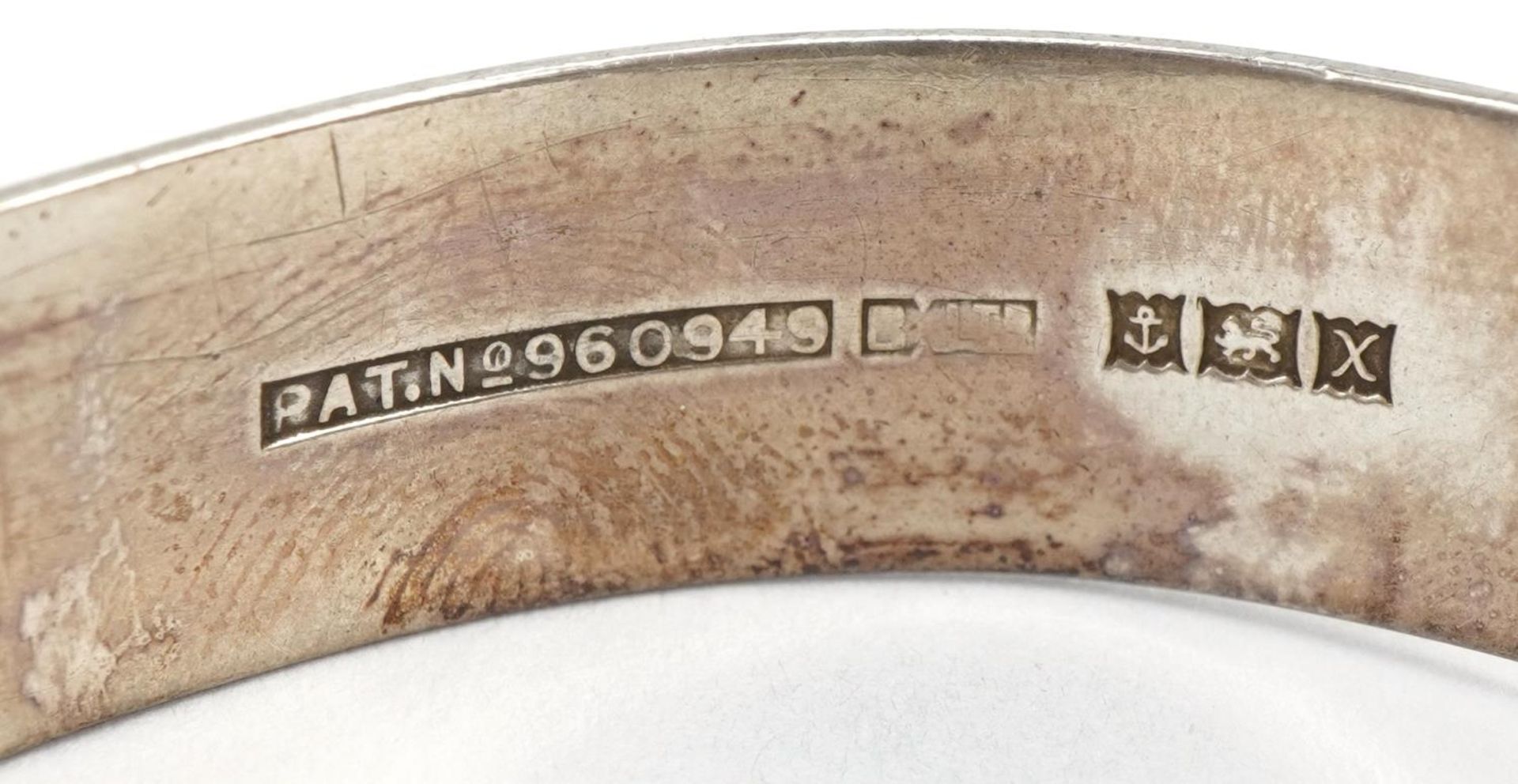 Silver jewellery comprising buckle design bangle impressed Pat no 960949, gold on silver tie tack - Image 3 of 4