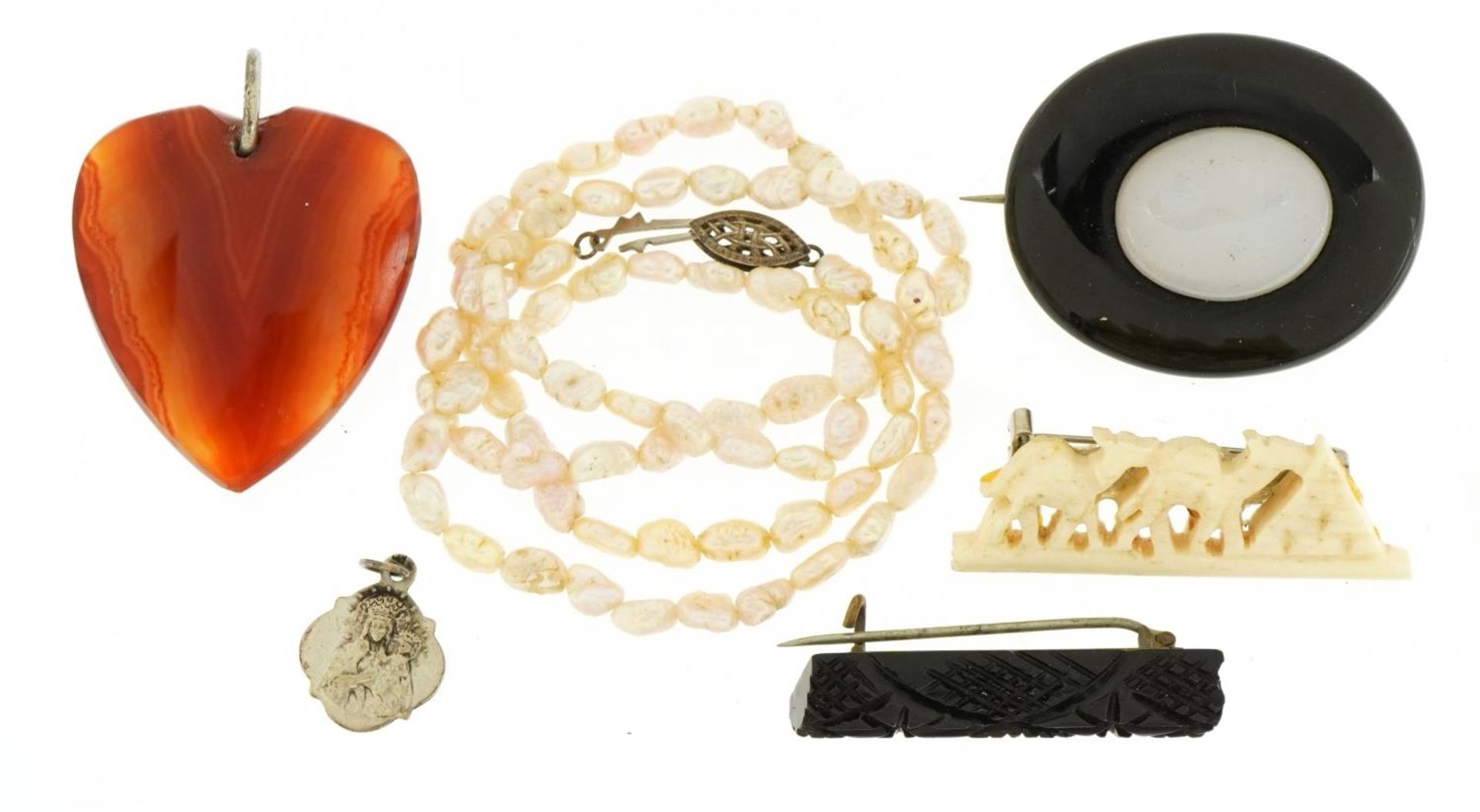 Vintage and later jewellery including agate heart pendant, pearl bead necklace with white metal