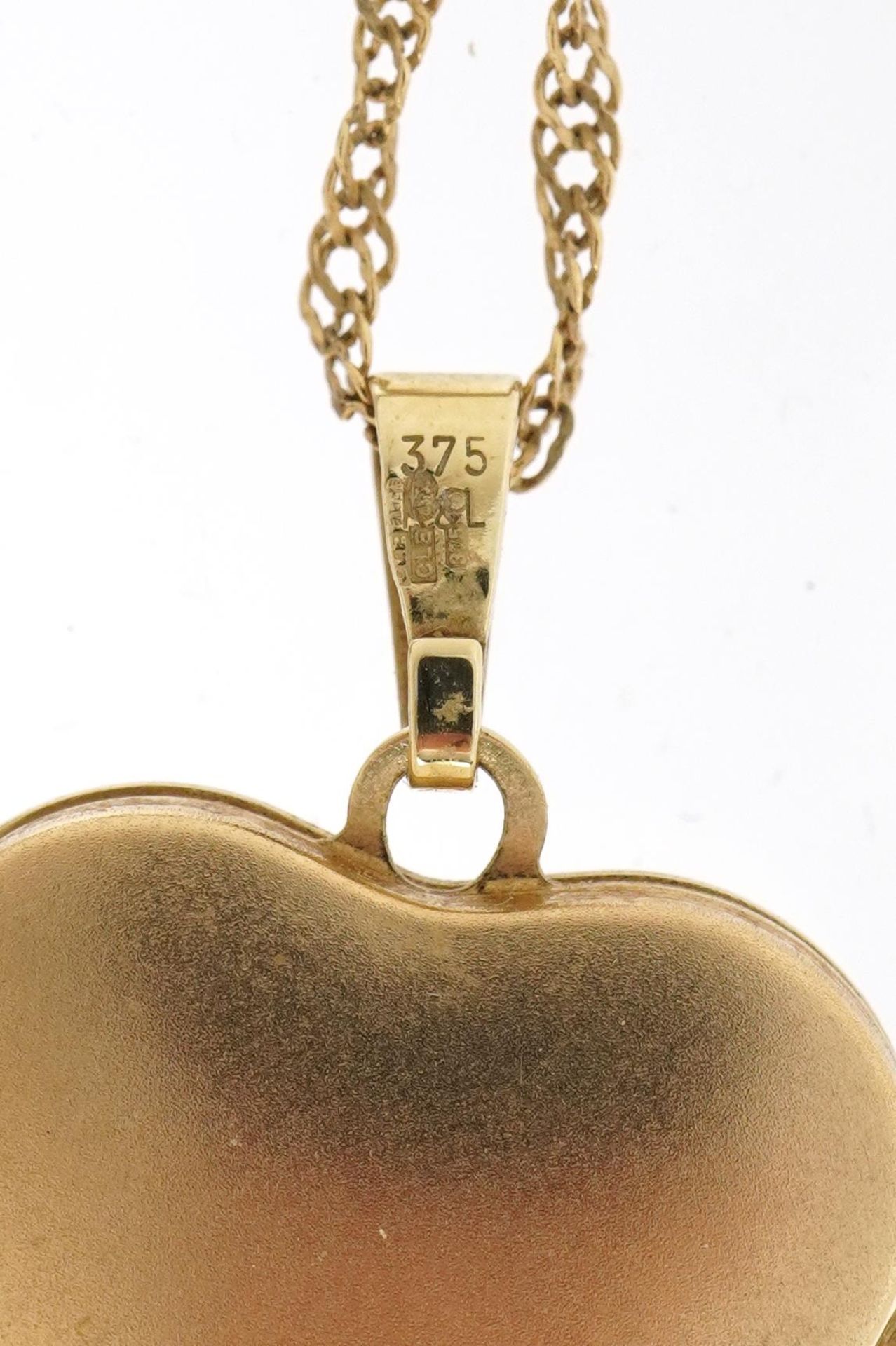 9ct gold love heart locket set with a diamond on a 9ct gold necklace, 3.0cm high and 46cm in length, - Bild 5 aus 5