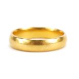 22ct gold wedding band, London 1915, size M, 4.7g : For further information on this lot please