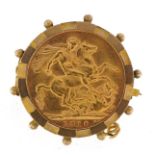 Edward VII 1910 gold sovereign housed in a 9ct gold brooch mount with safety chain, 2.7cm in