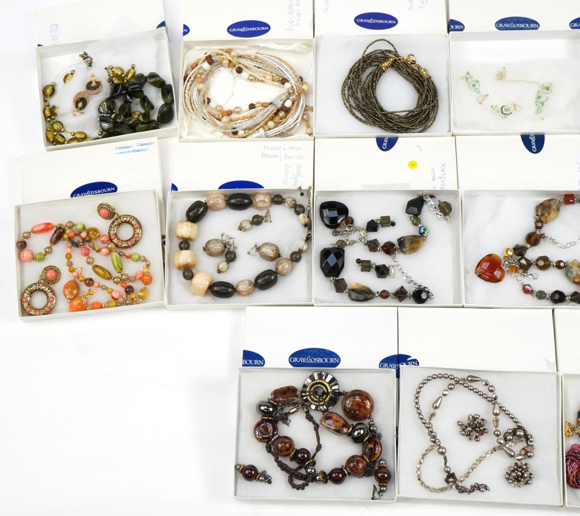 Collection of mostly glass necklaces, bracelets and earrings : For further information on this lot - Bild 2 aus 3