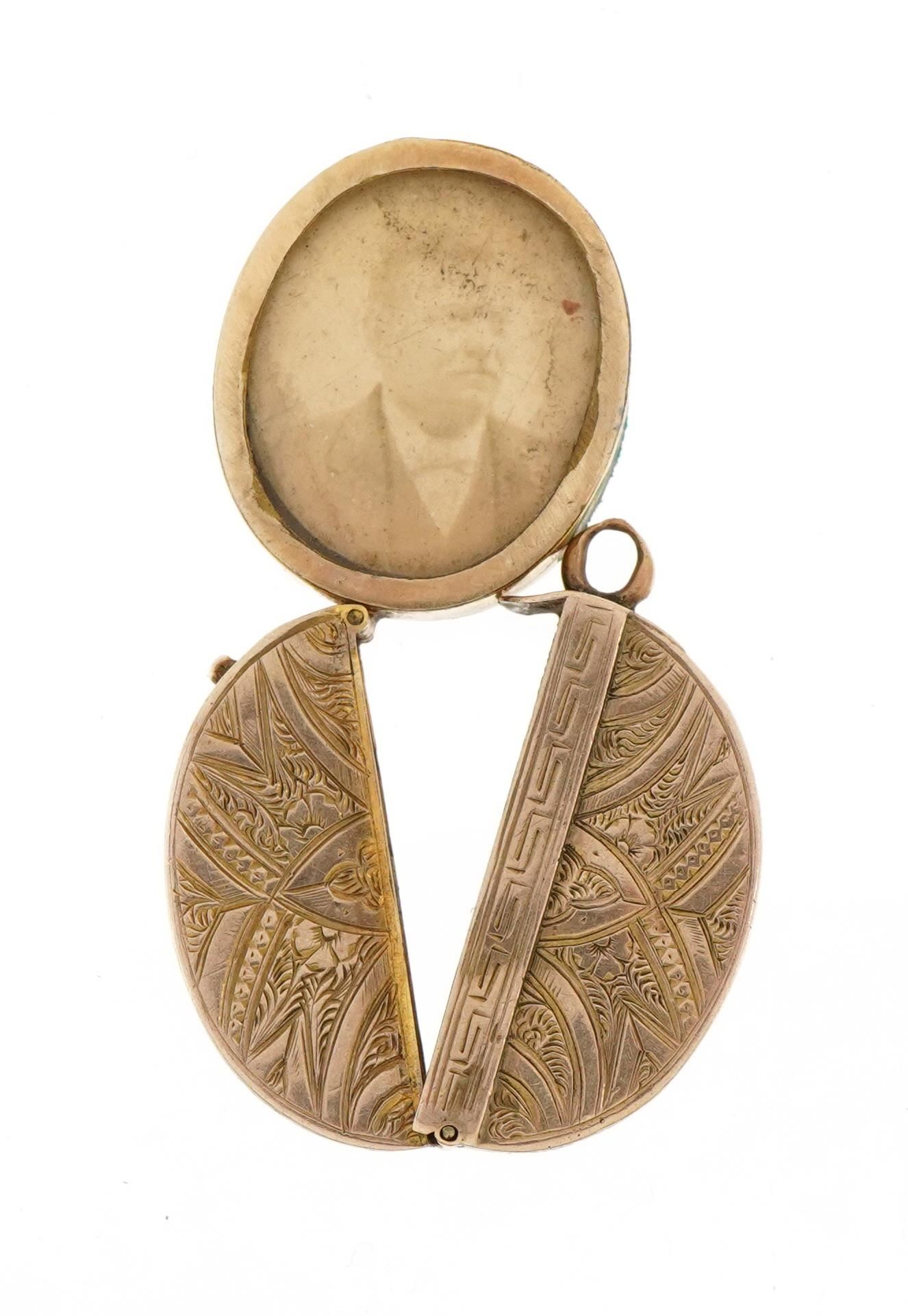 Unmarked gold oval folding locket with engraved floral and Greek key decoration, tests as 9ct - Bild 2 aus 3