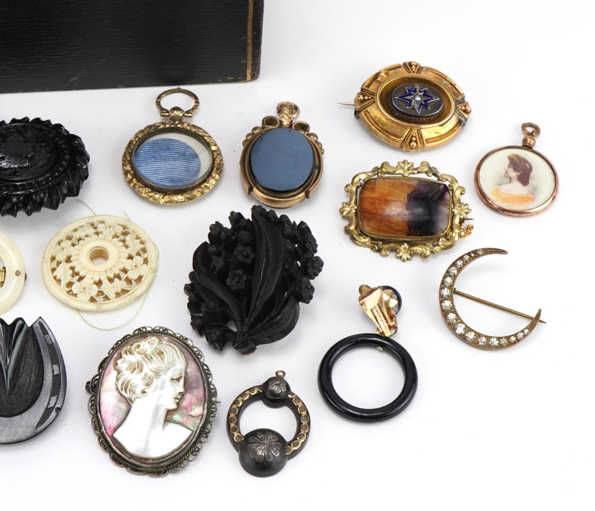 Antique and later jewellery and a brass and micro mosaic miniature photo frame including Blue John - Image 3 of 3