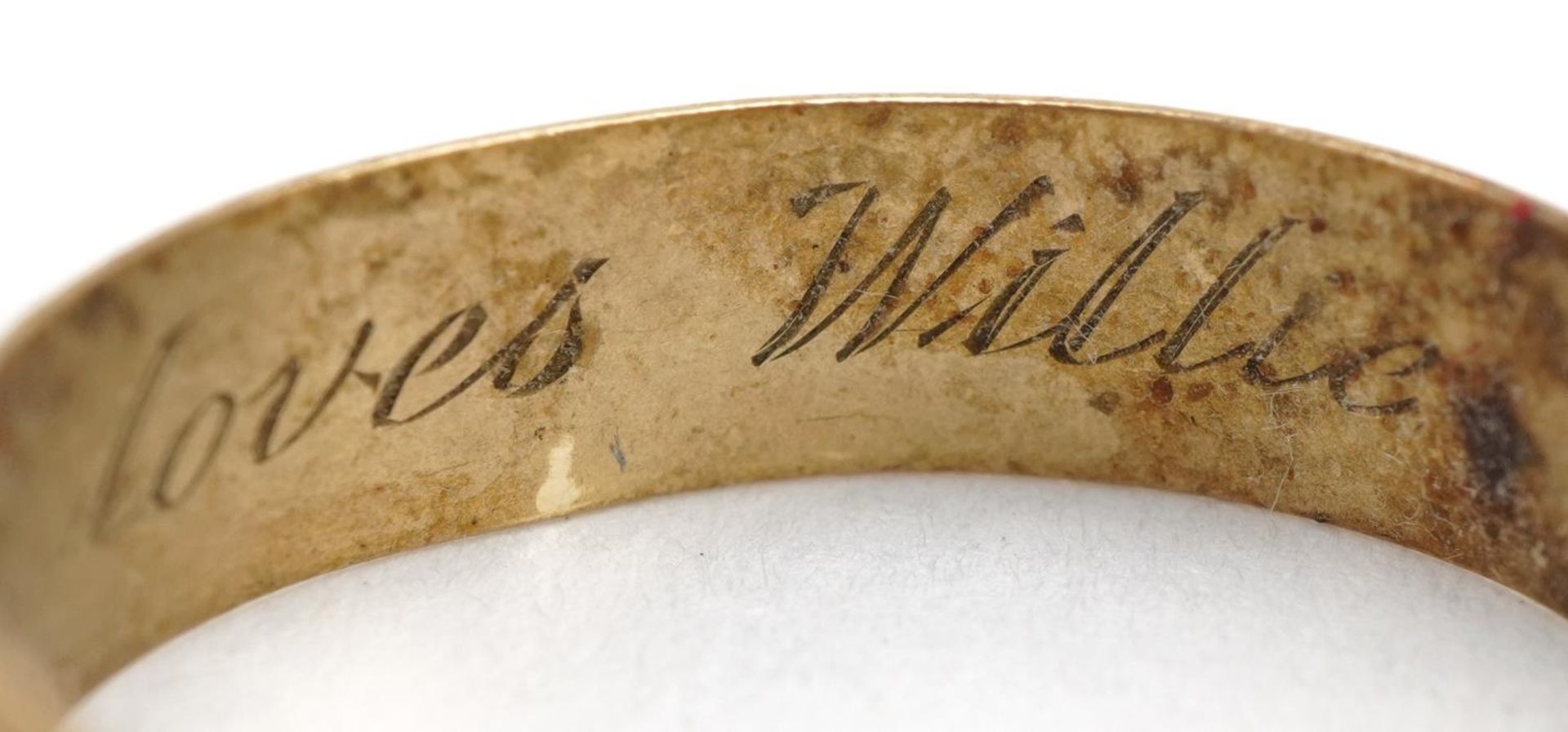 9ct gold wedding band with engraved decoration and inscription to the band, size V/W, 2.7g : For - Bild 4 aus 7