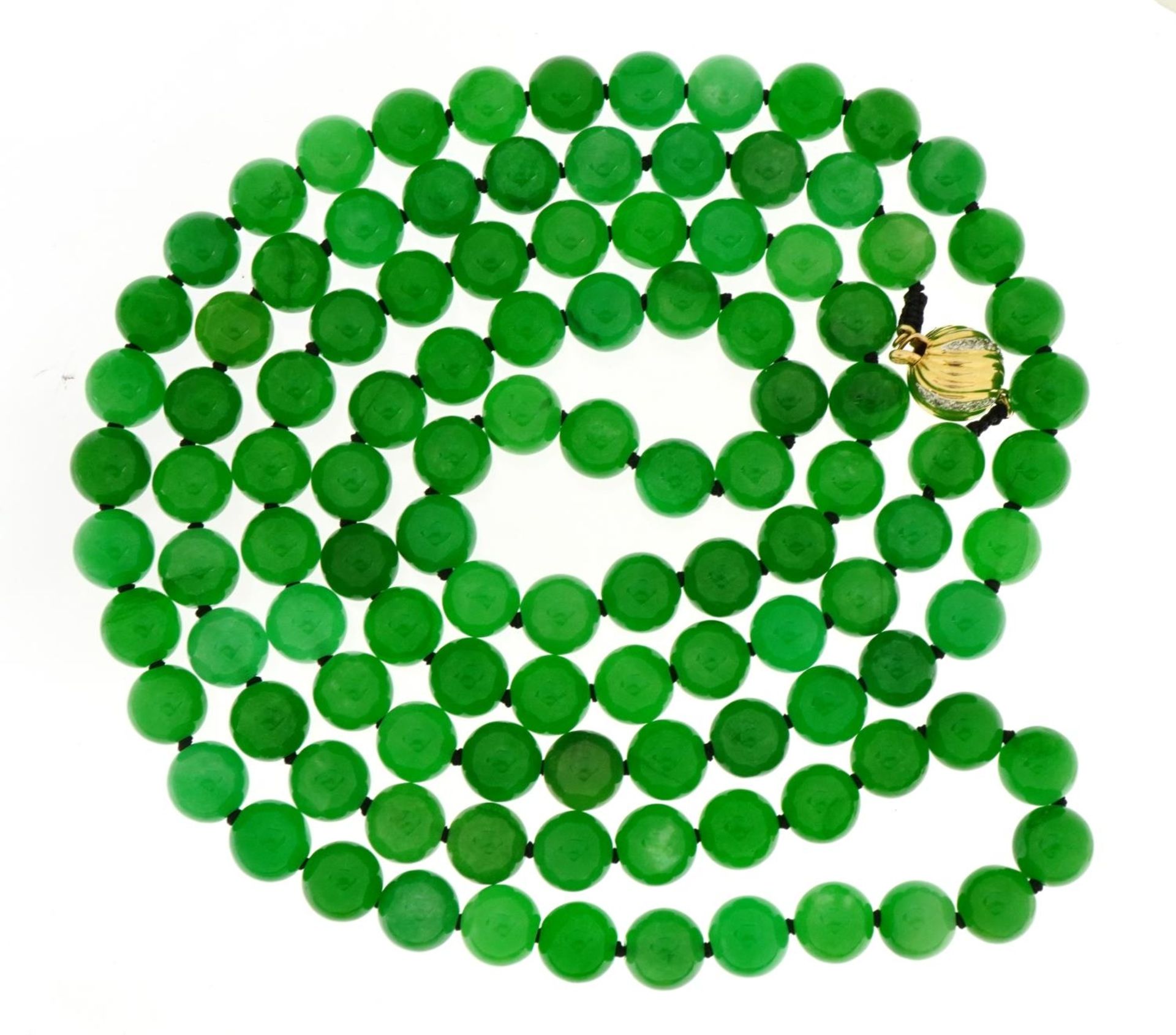 Chinese green jade bead necklace with 14k gold ball clasp set with diamonds, 114cm in length, 157.1g - Image 2 of 3