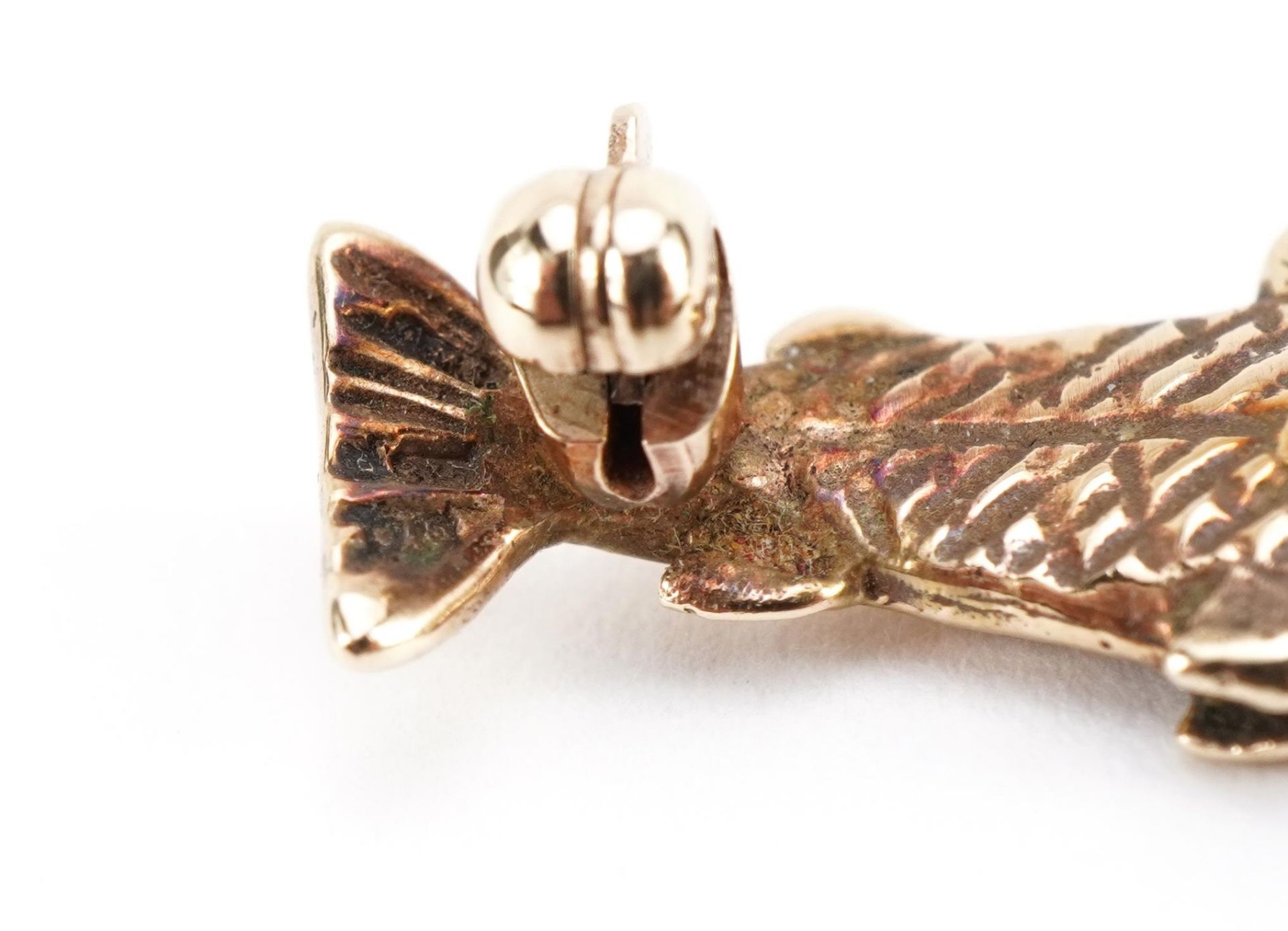 9ct gold salmon brooch, 2.6cm wide, 4.0g : For further information on this lot please contact the - Bild 3 aus 3