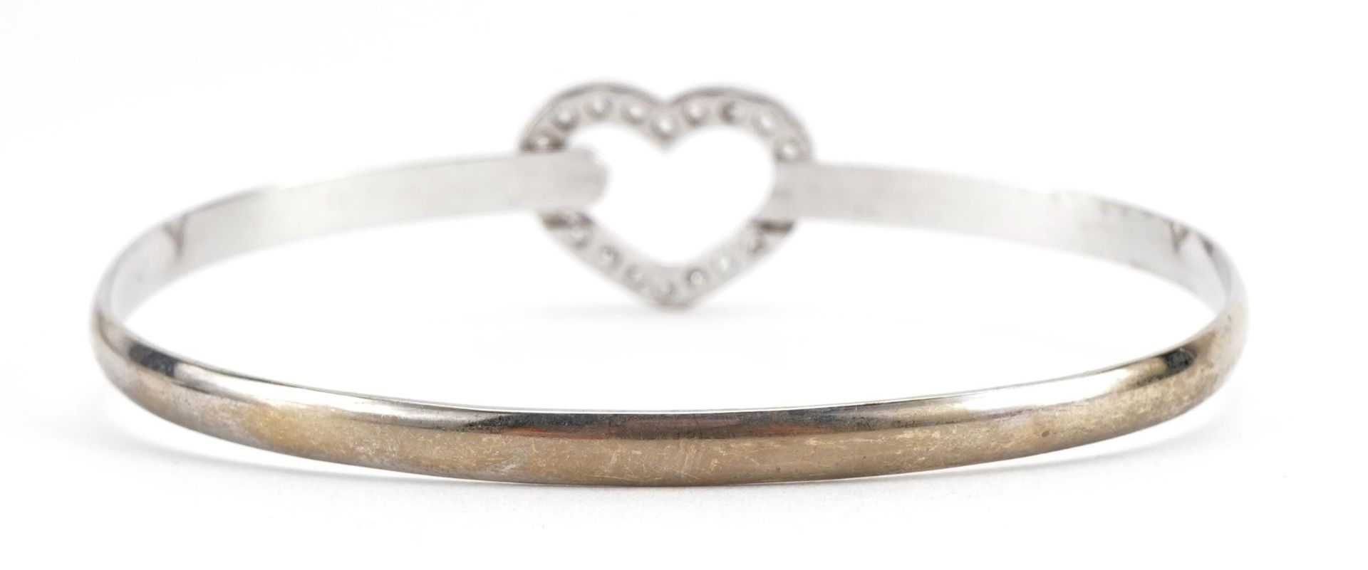 9ct white gold love heart bangle set with clear stones, 6.5cm wide, 10.0g : For further - Bild 2 aus 3