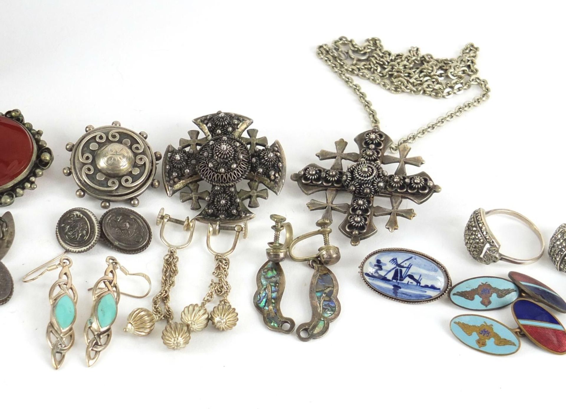 Silver and white metal jewellery housed in a Victorian tooled leather box, including brooches, rings - Image 4 of 10