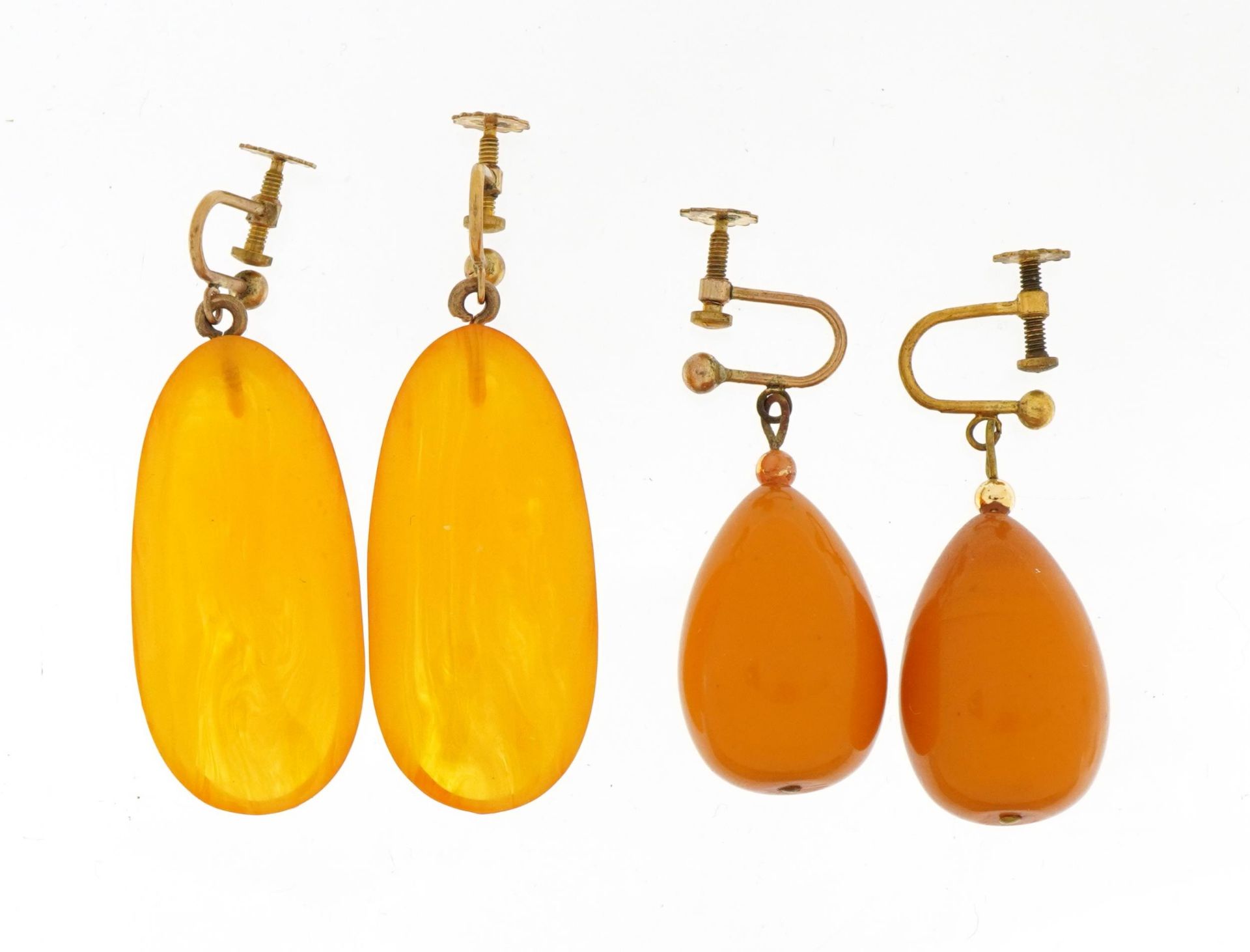 Two pairs of butterscotch amber coloured drop earrings with rolled gold screw backs, the largest 4. - Bild 2 aus 3