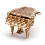 9ct gold opening grand piano charm, 2.0cm high when open, 3.6g : For further information on this lot