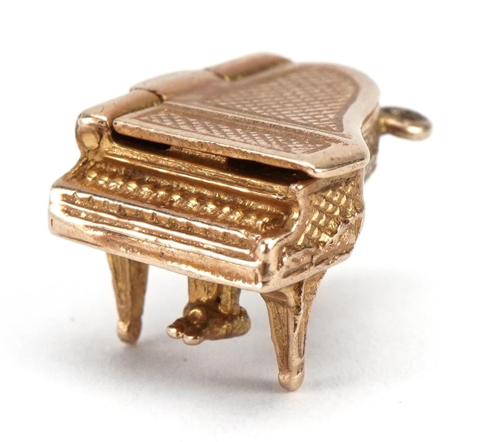 9ct gold opening grand piano charm, 2.0cm high when open, 3.6g : For further information on this lot