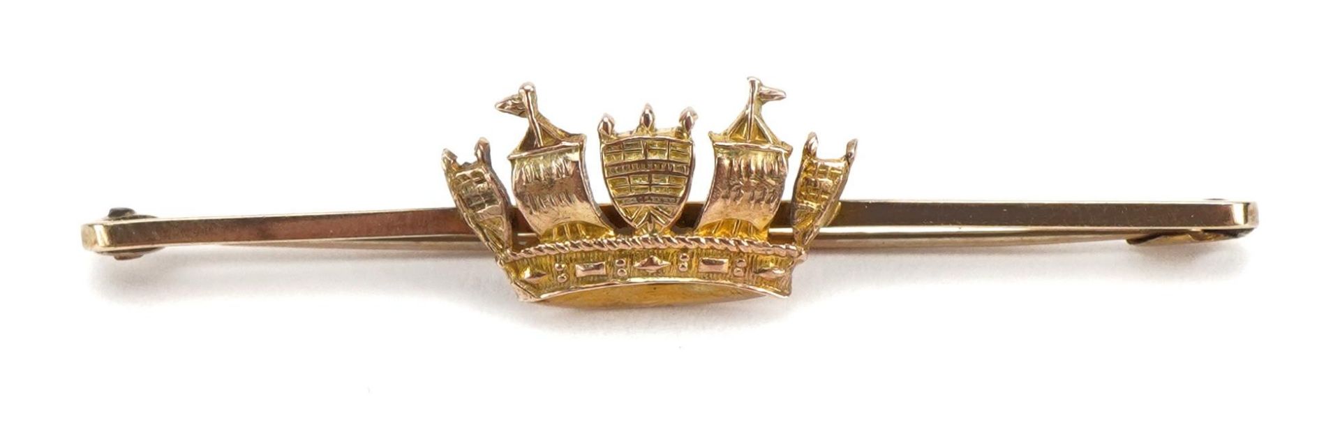 Military interest 9ct gold naval coronet sweetheart brooch with safety chain, 5.0cm wide, 3.4g : For