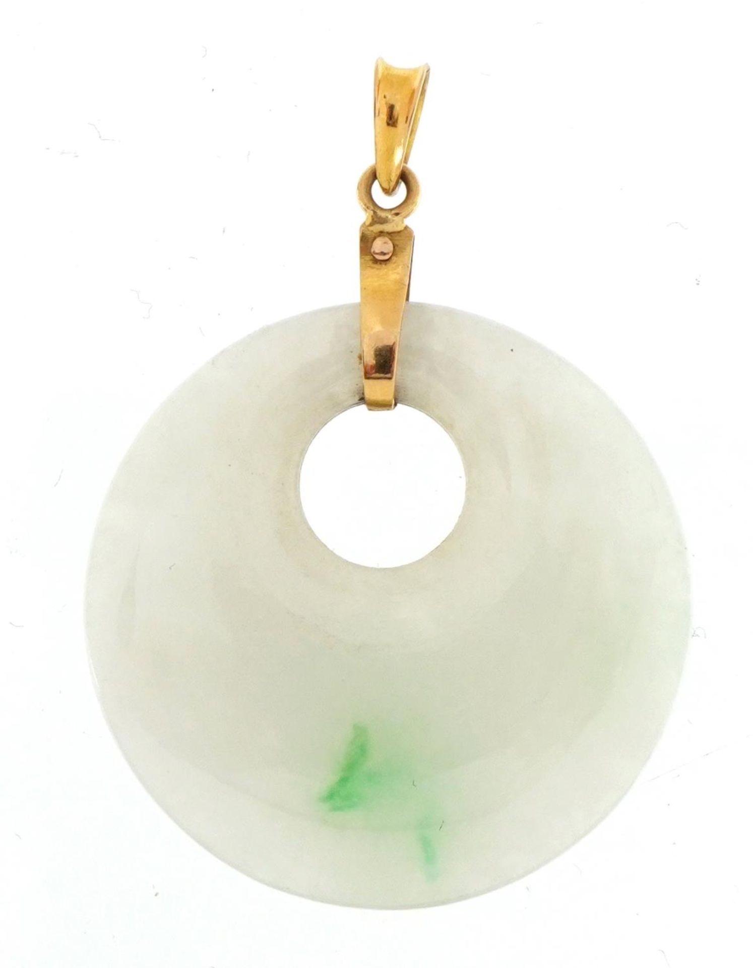 Unmarked gold mounted Chinese jade disc pendant, 4.0cm high, 7.1g : For further information on